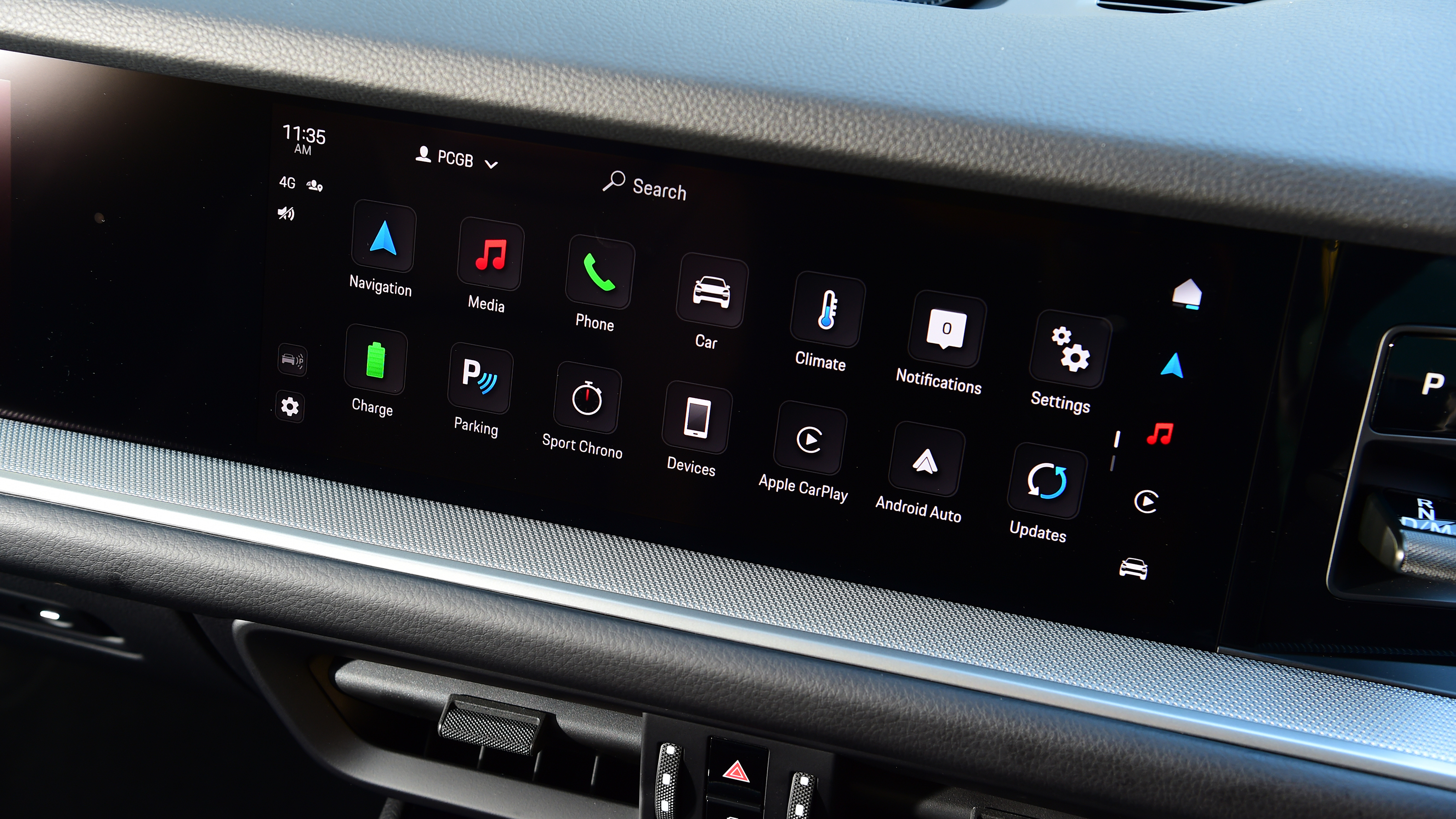 Porsche Cayenne vs BMW X5 - Porsche Cayenne infotainment screen 