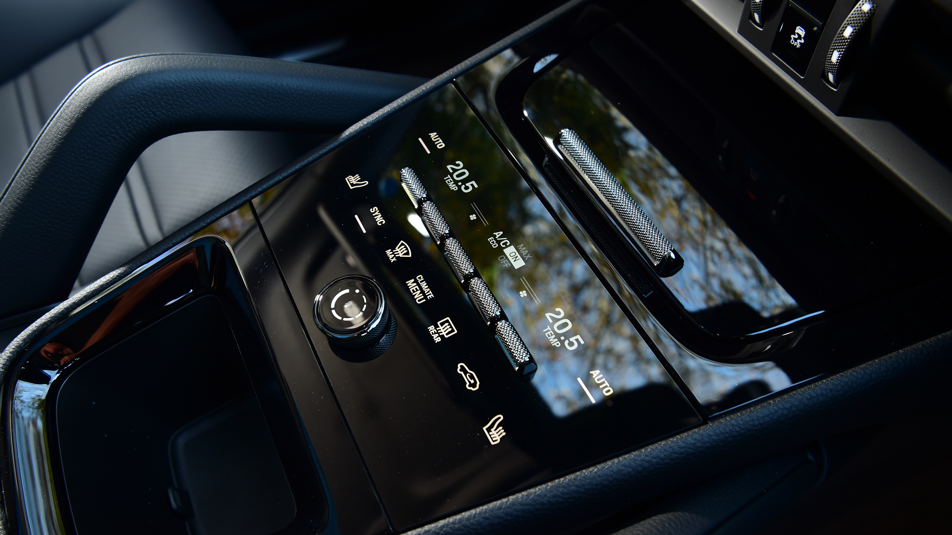 Porsche Cayenne vs BMW X5 - Porsche Cayenne centre console 