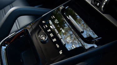 Porsche Cayenne vs BMW X5 - Porsche Cayenne centre console