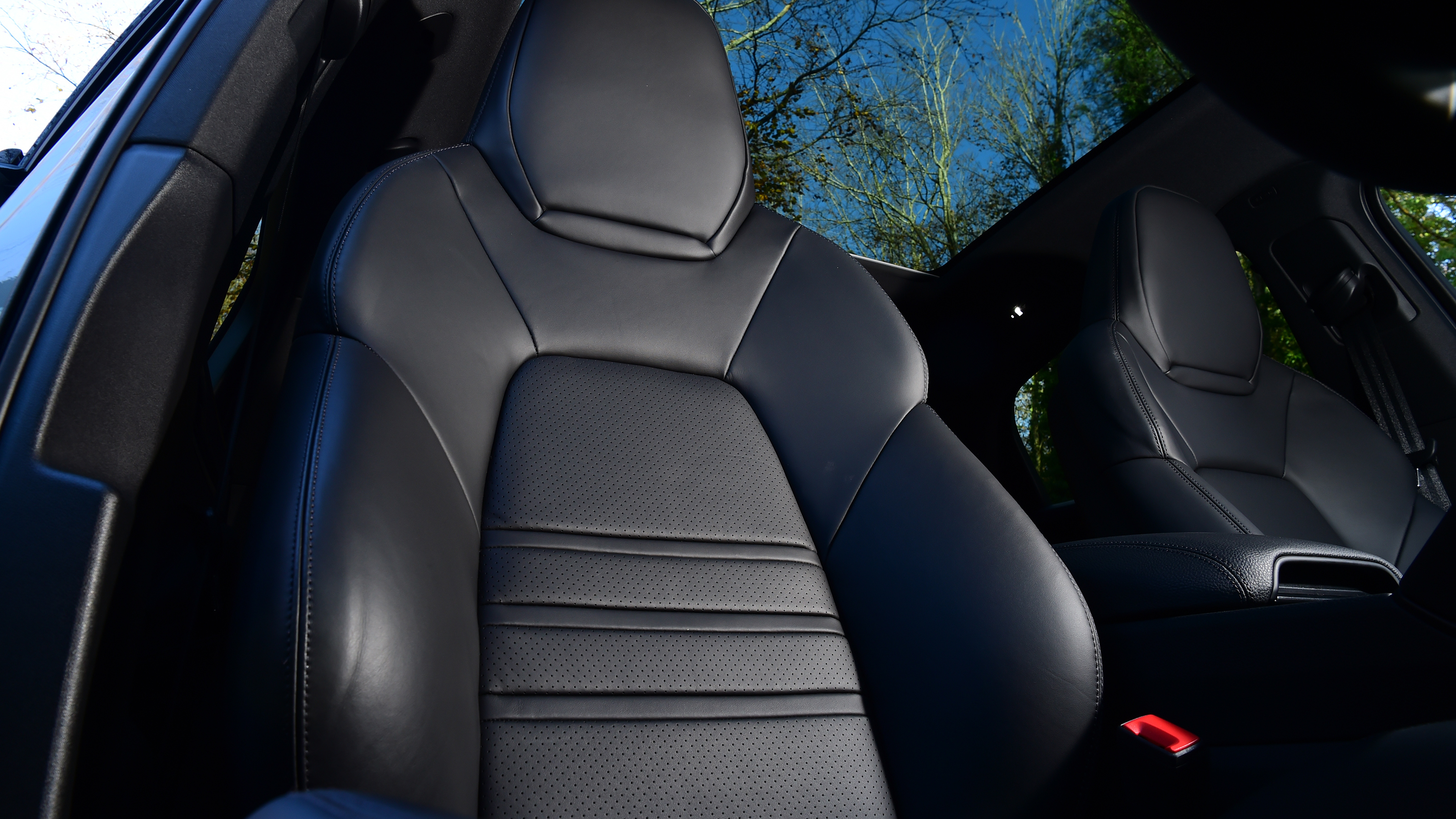 Porsche Cayenne vs BMW X5 - Porsche Cayenne front seats 