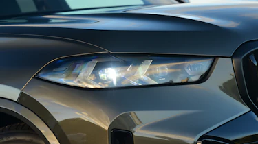 Porsche Cayenne vs BMW X5 - BMW X5 front headlight