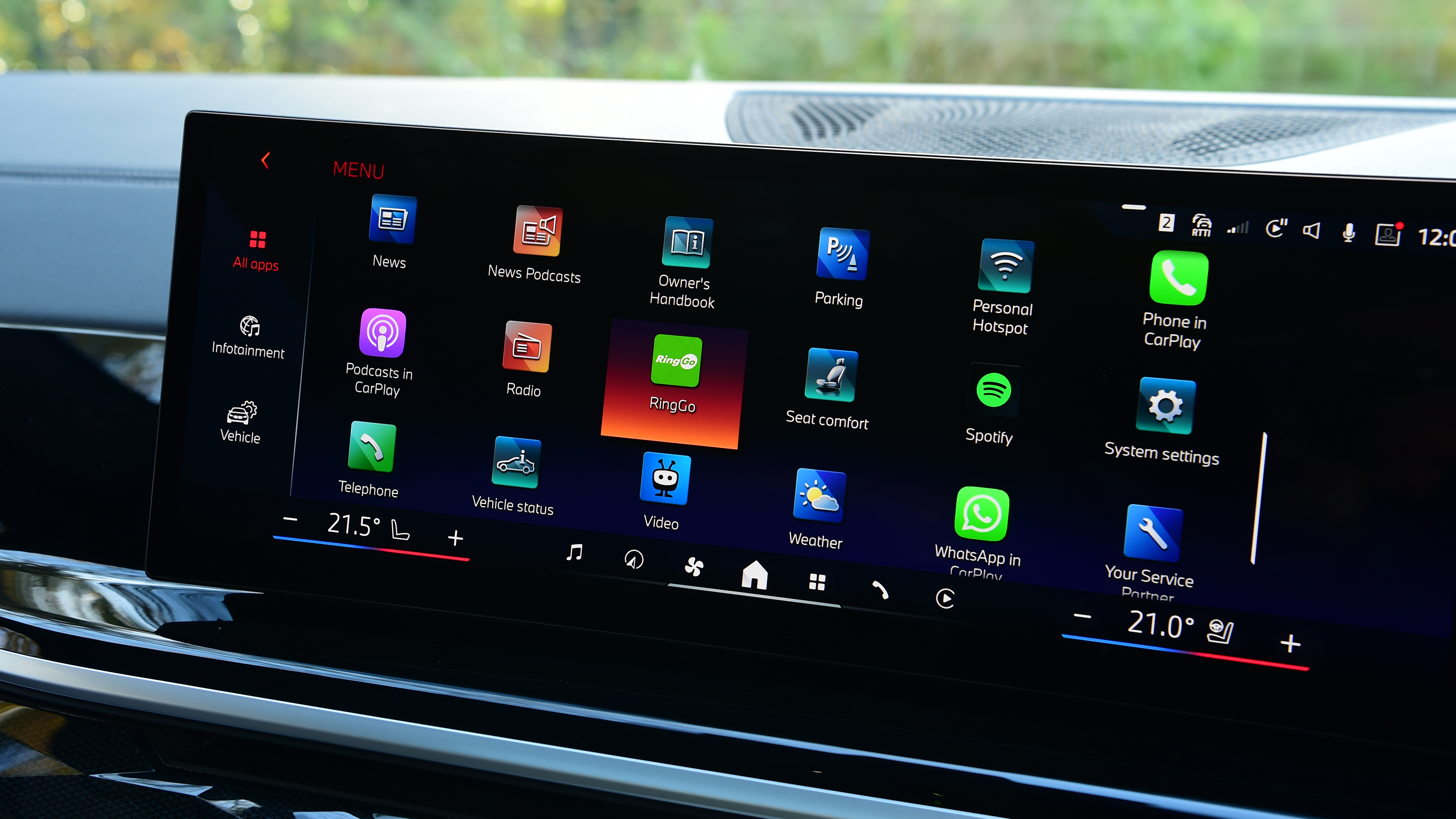 Porsche Cayenne vs BMW X5 - BMW X5 infotainment screen 