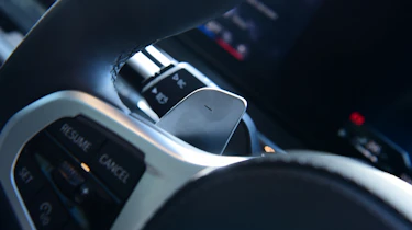 Porsche Cayenne vs BMW X5 - BMW X5 steering wheel