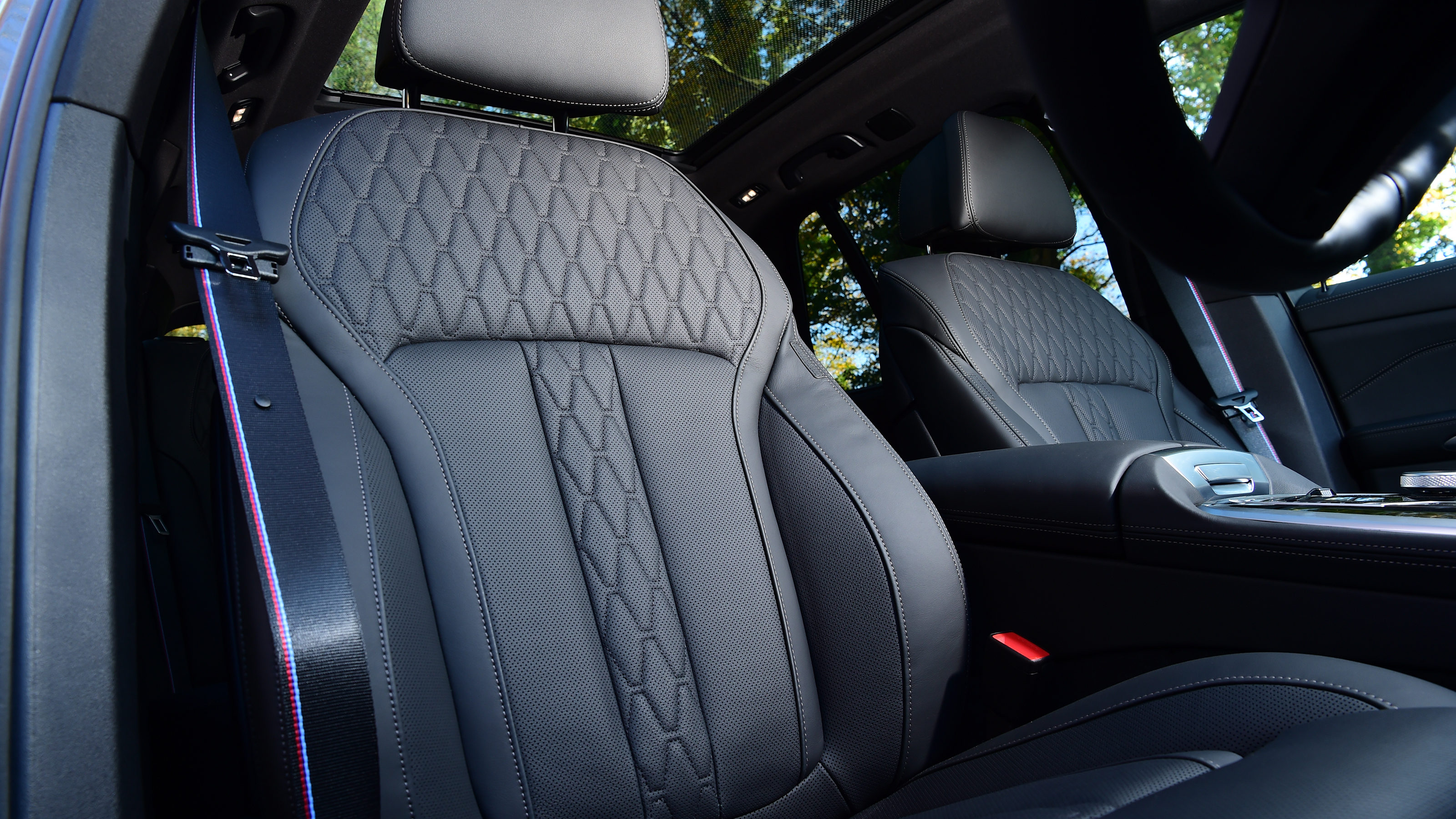 Porsche Cayenne vs BMW X5 - BMW X5 front seats 