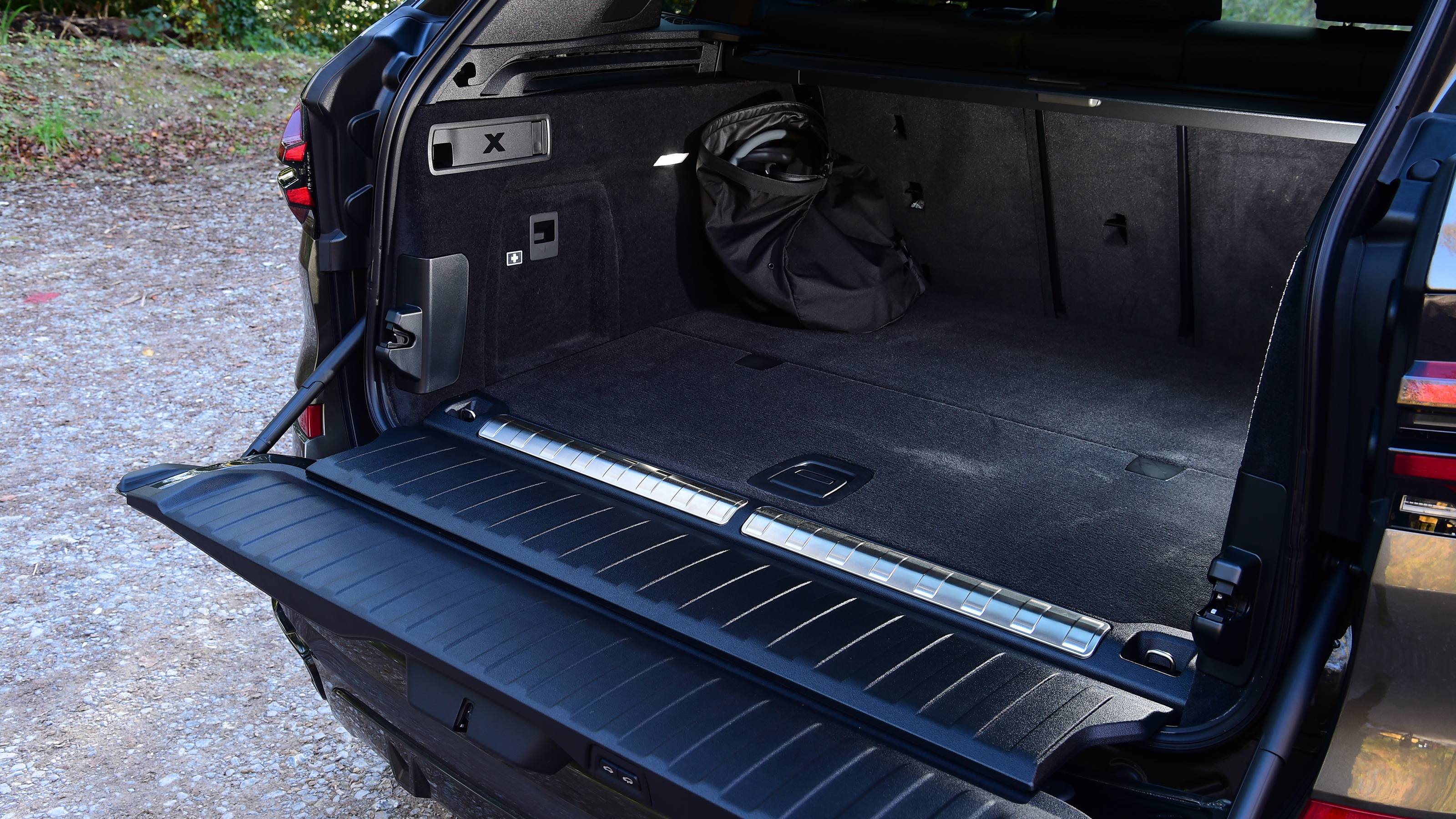 Porsche Cayenne vs BMW X5 - BMW X5 boot 