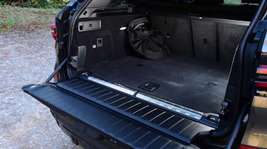 Porsche Cayenne vs BMW X5 - BMW X5 boot