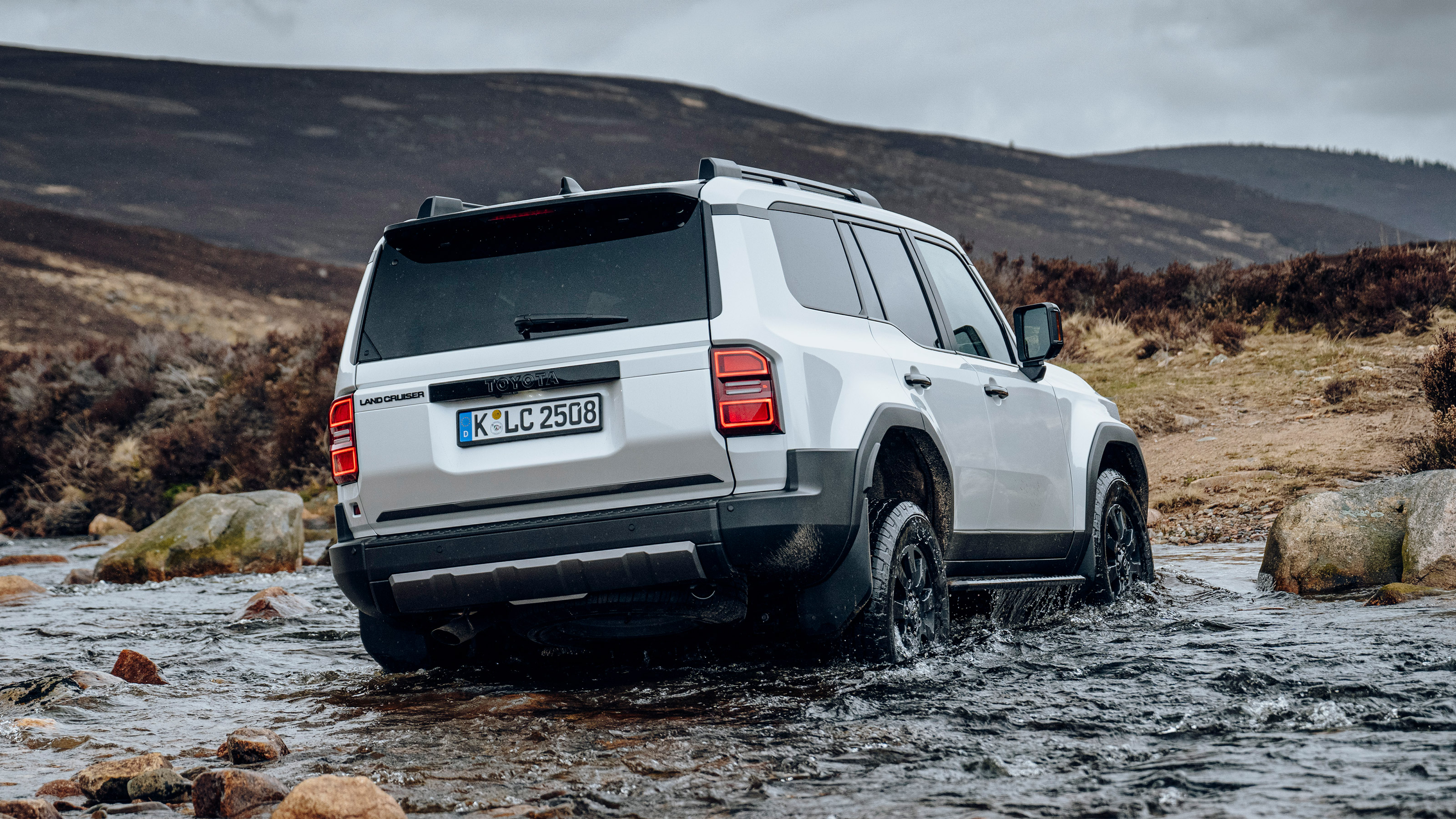 Toyota Land Cruiser - rear off-road