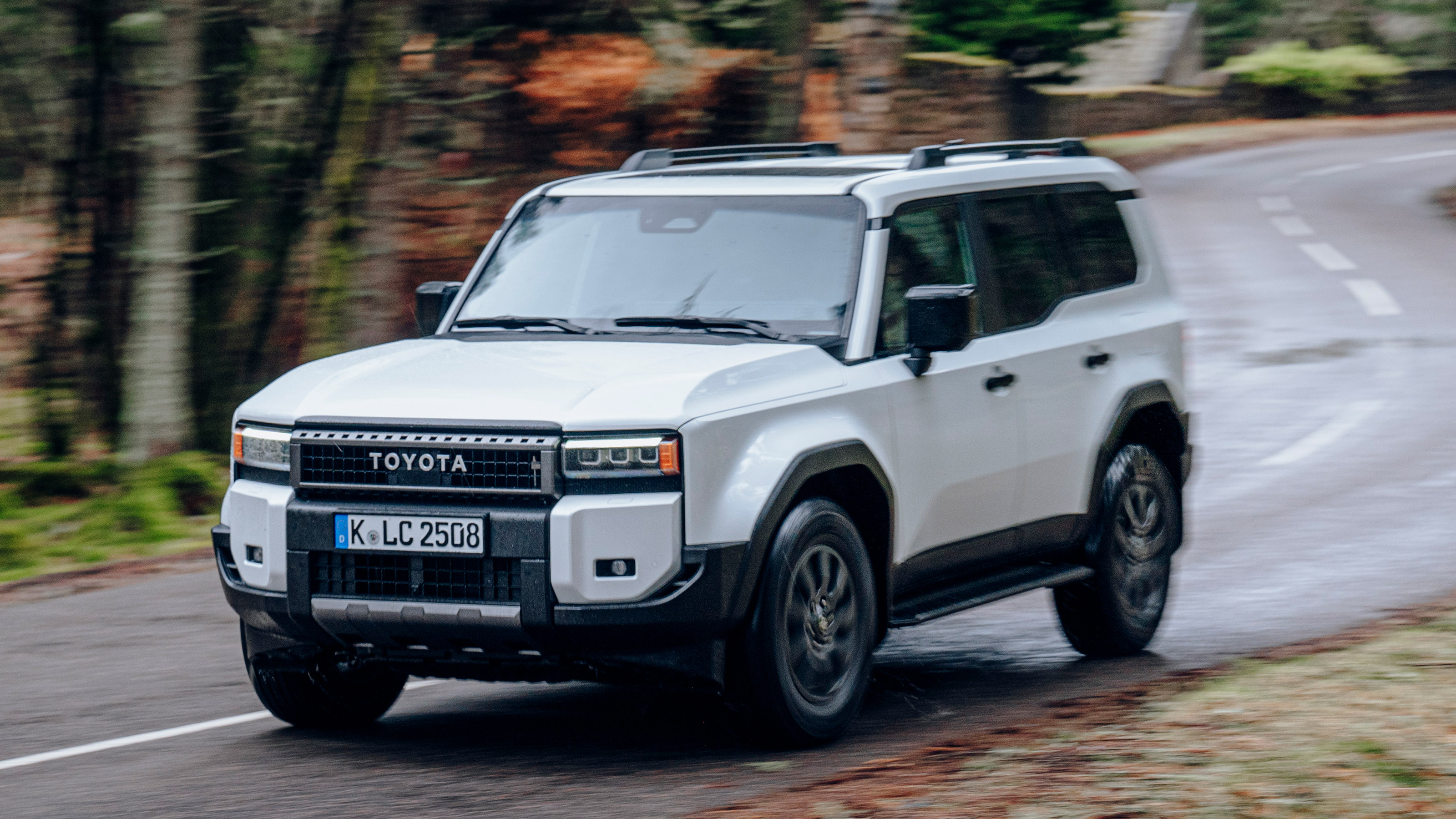 Toyota Land Cruiser - front cornering