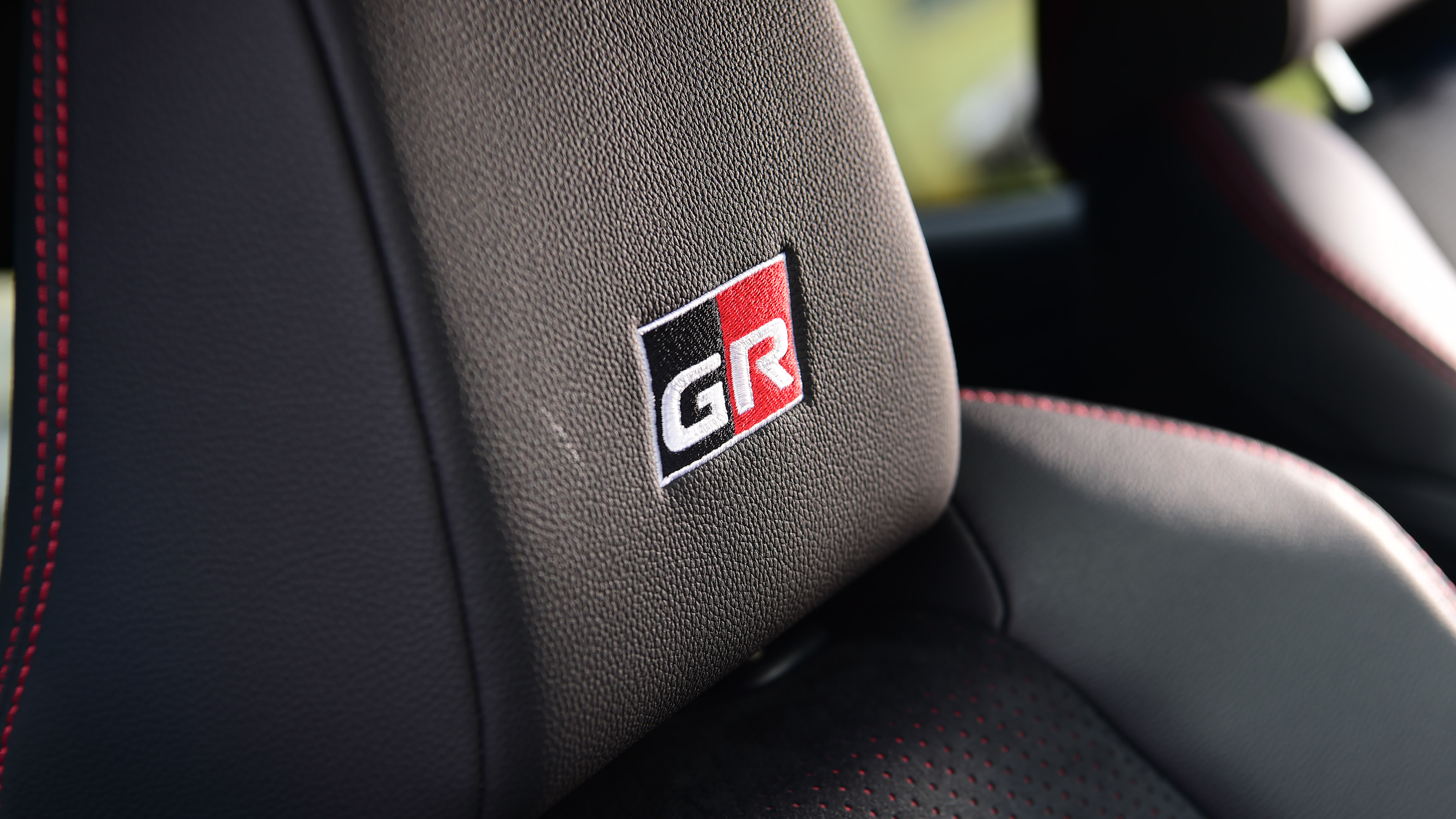 Toyota Yaris GR Sport hybrid - headrest