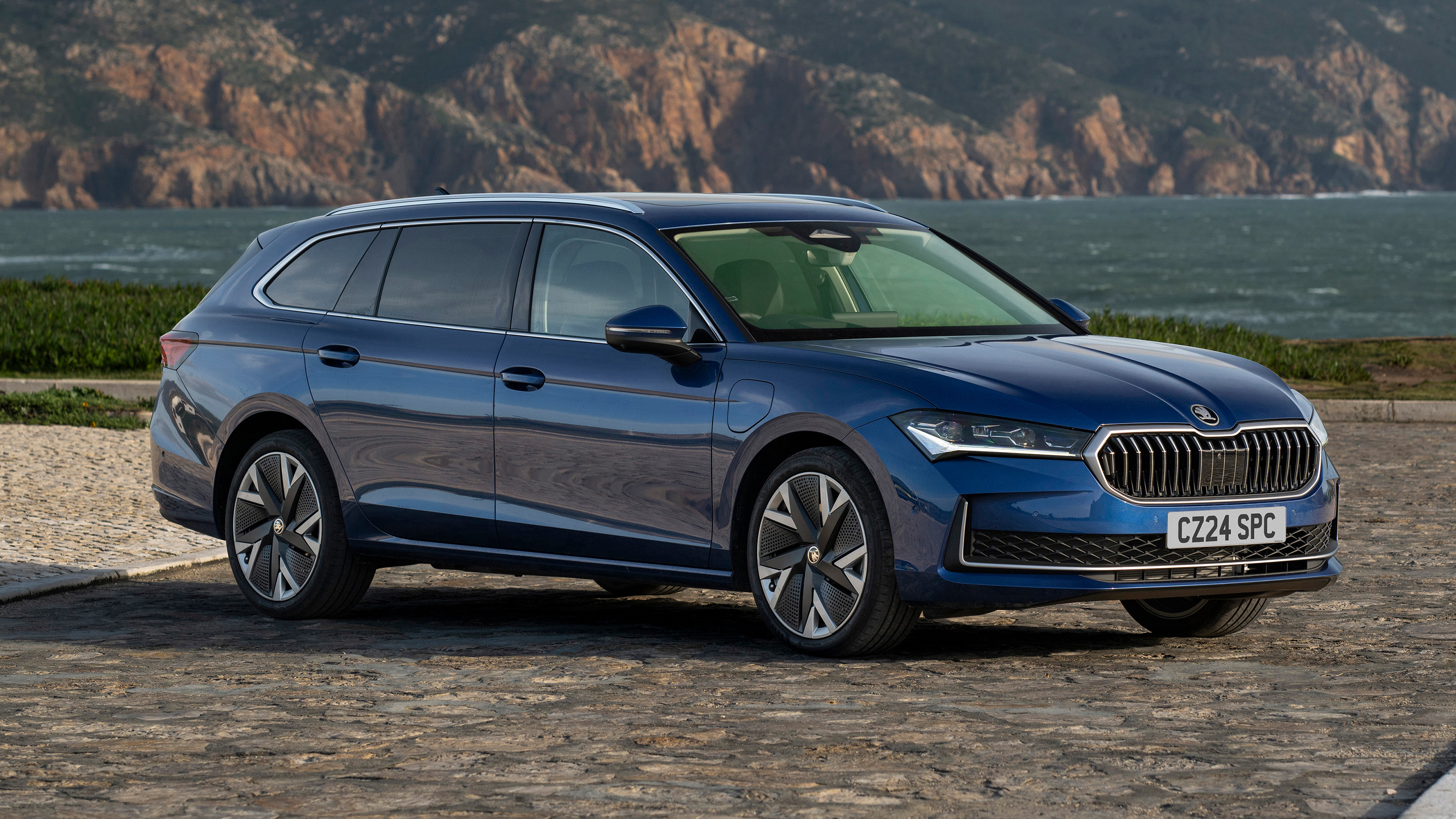 Skoda Superb Estate (Cobalt Blue) - front static