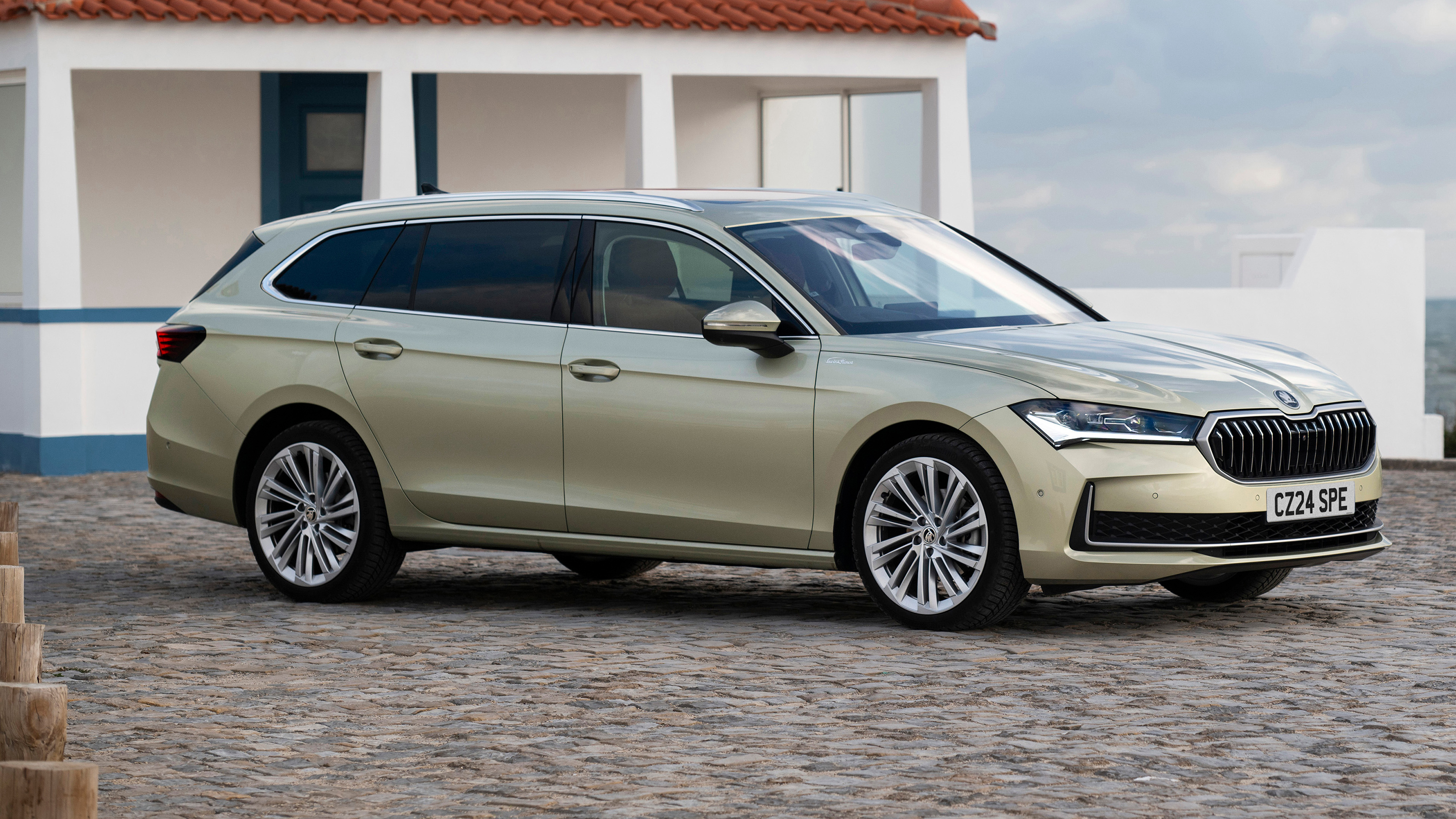 Skoda Superb Estate (Ice Tea Yellow) - front static