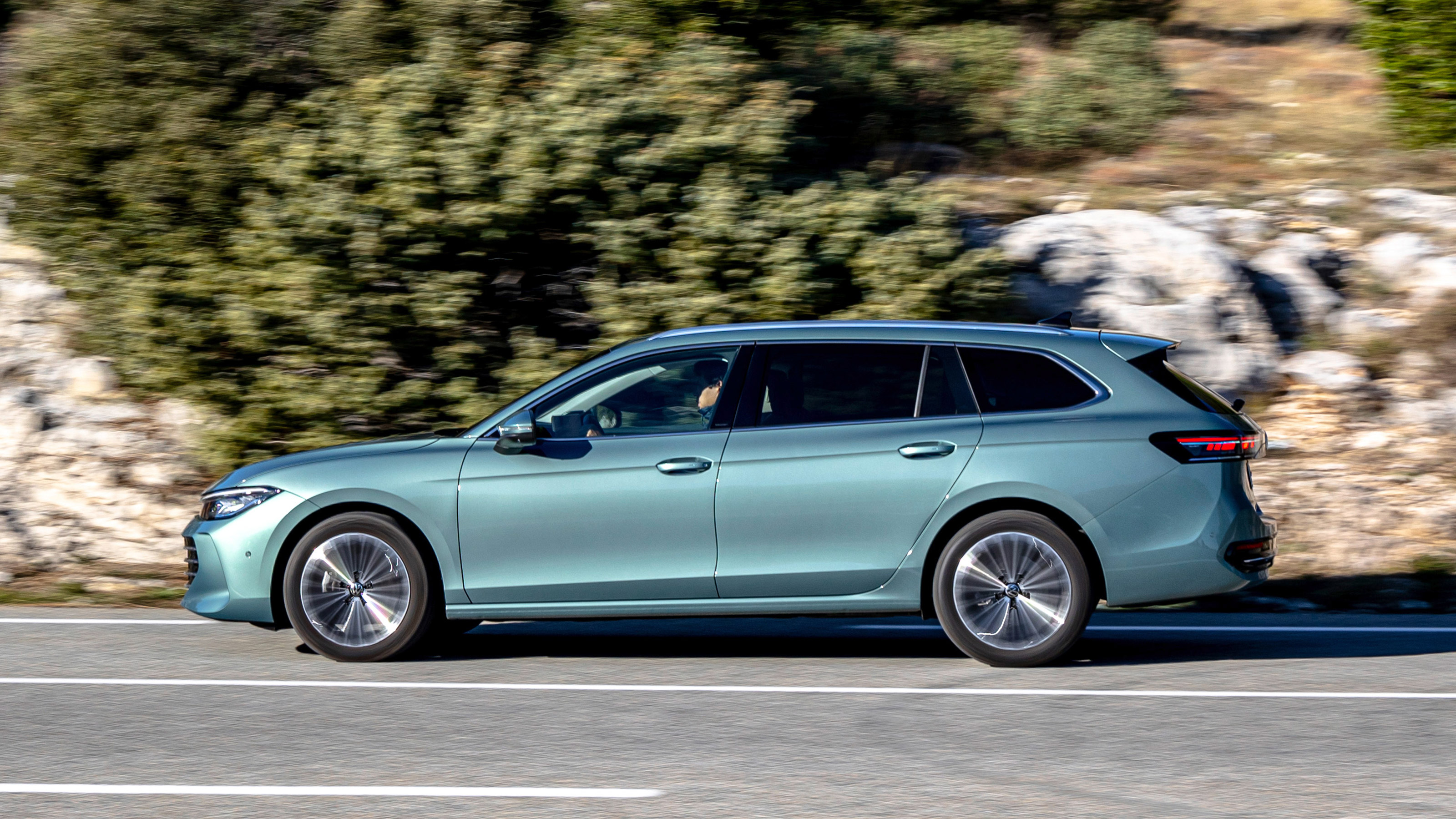 Volkswagen Passat - side