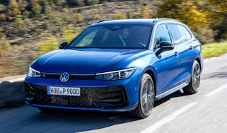 Volkswagen Passat PHEV - front action