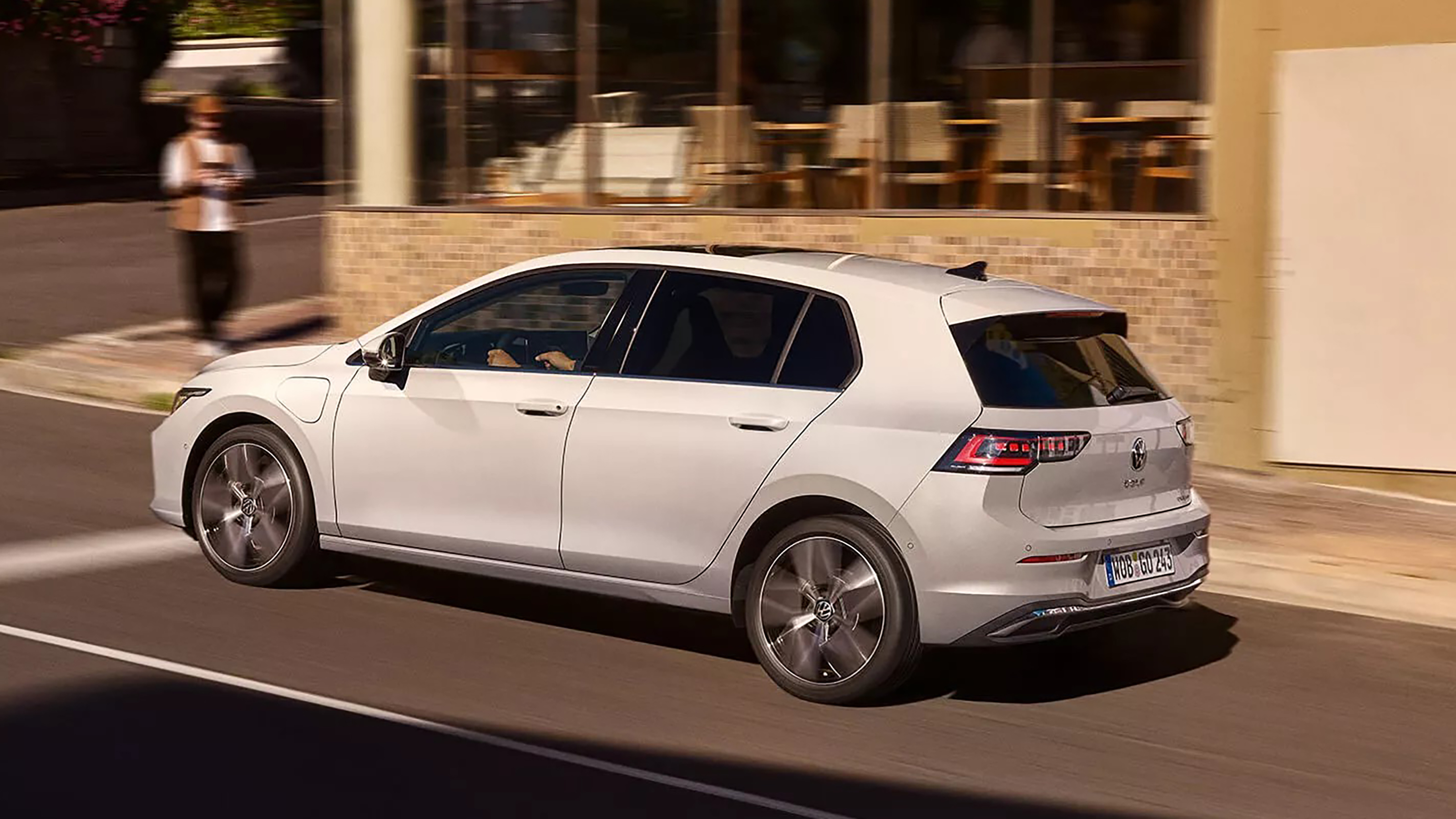 Facelifted Volkswagen Golf - rear tracking