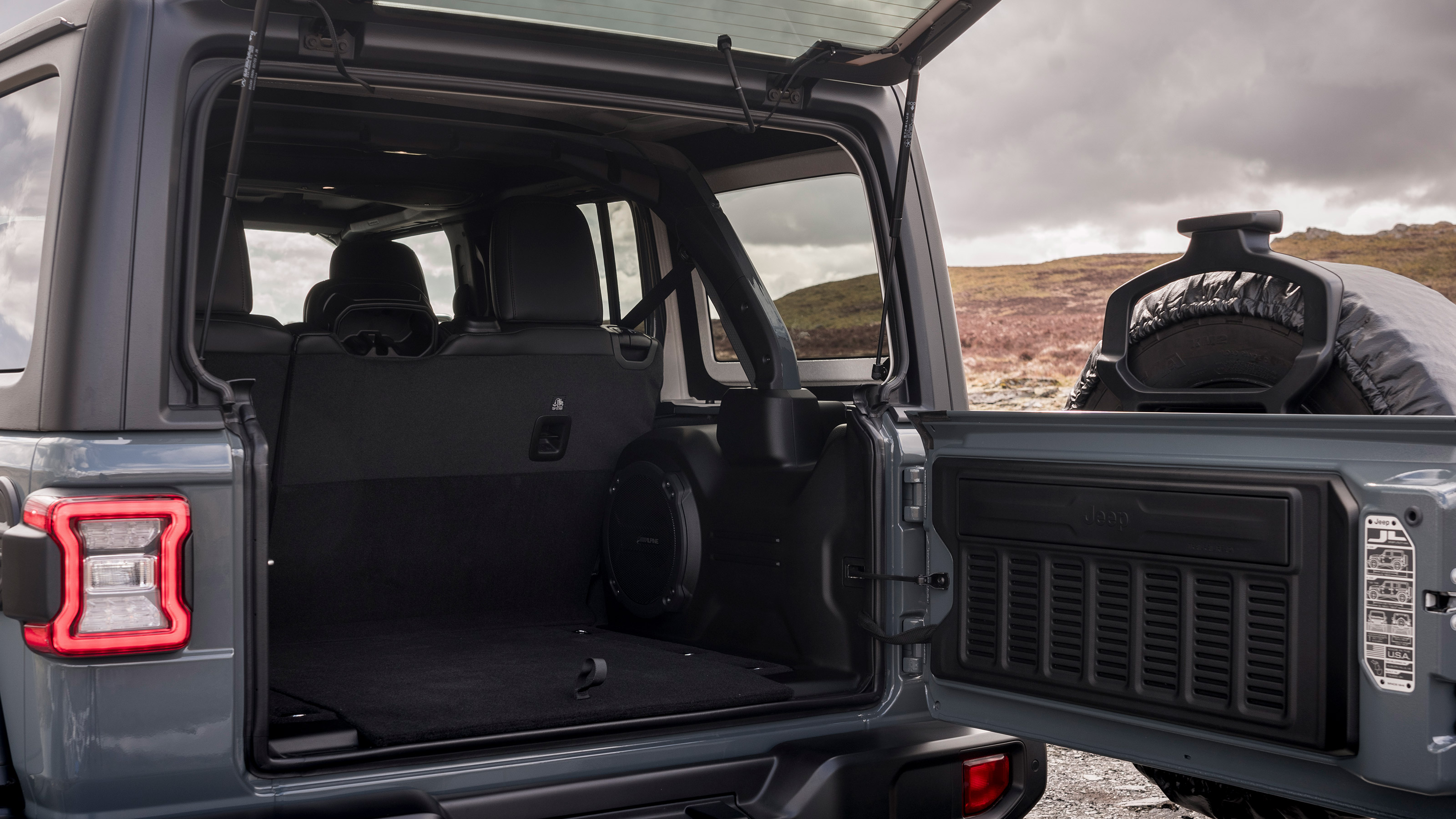 Jeep Wrangler Rubicon - boot side