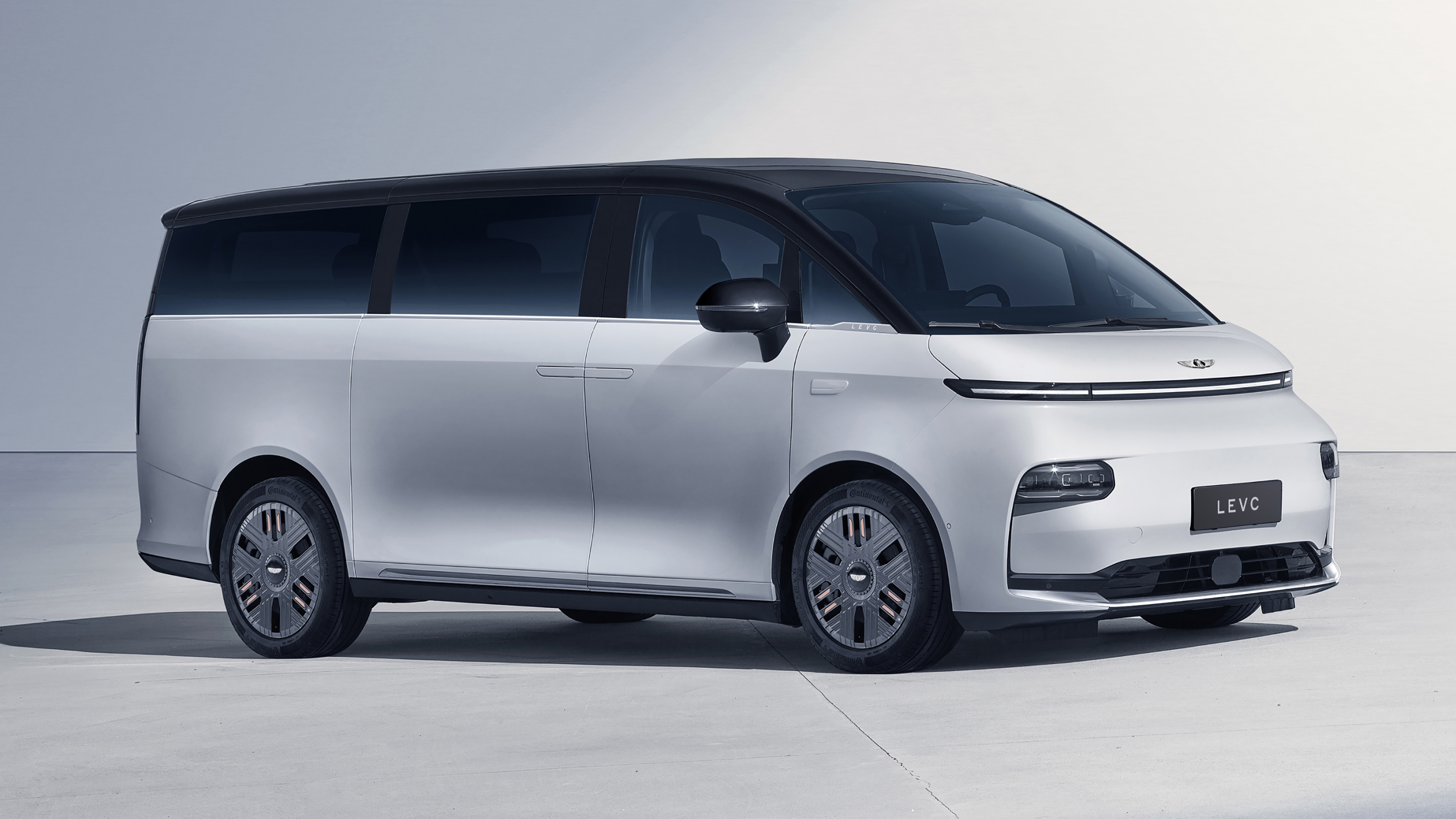 LEVC L380 - front 3/4 static