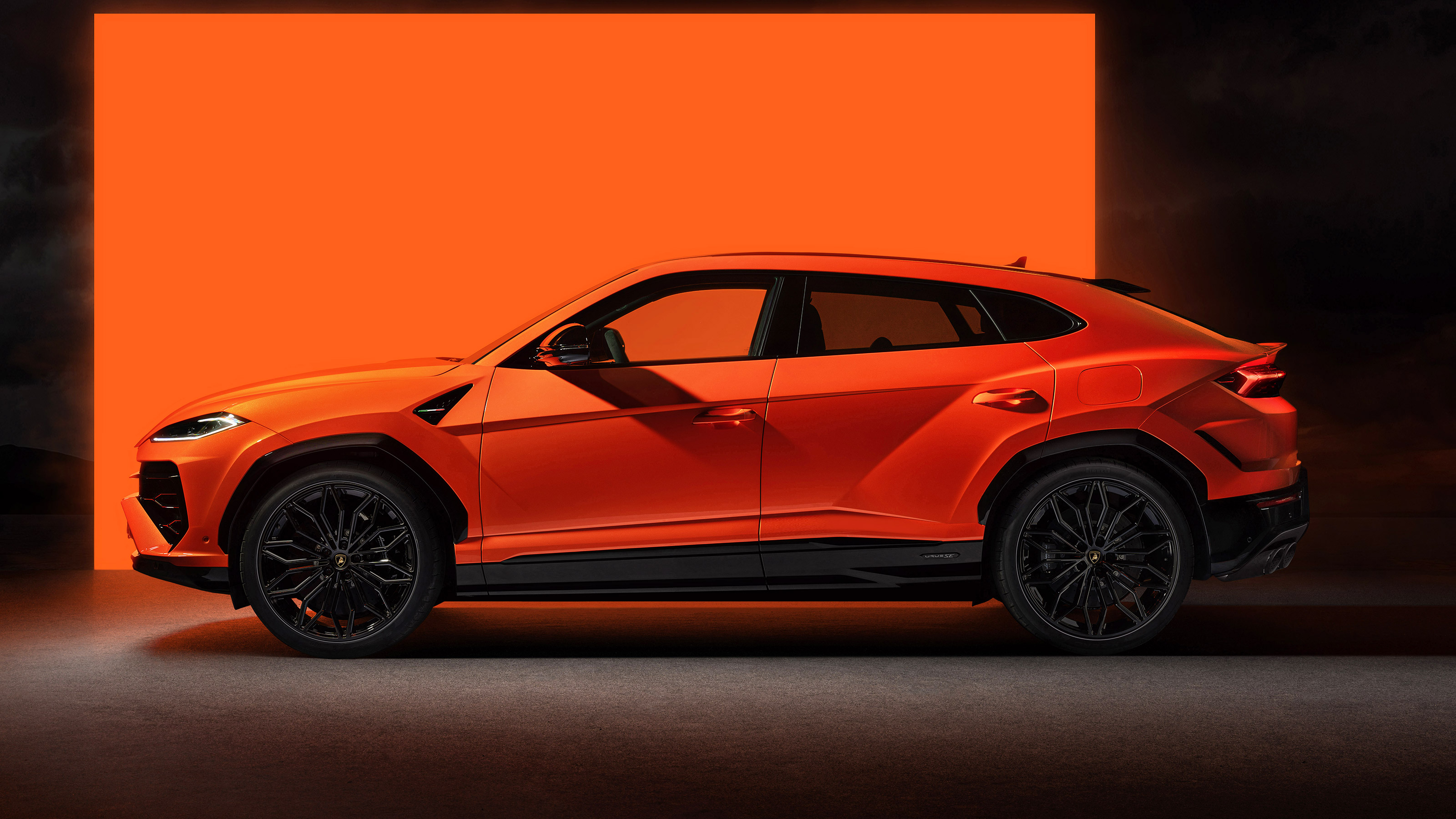 Lamborghini Urus SE - studio side