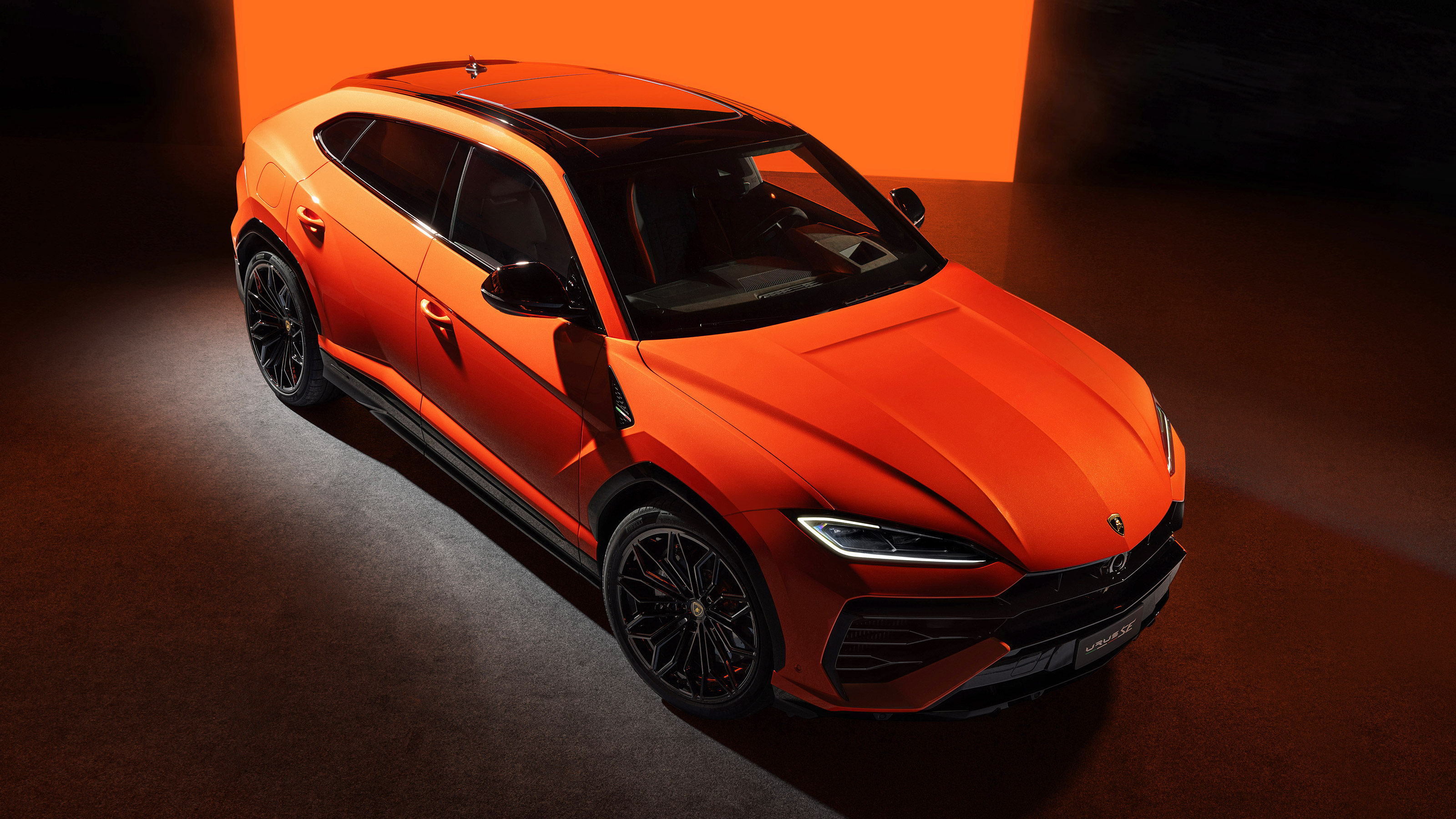 Lamborghini Urus SE - studio above