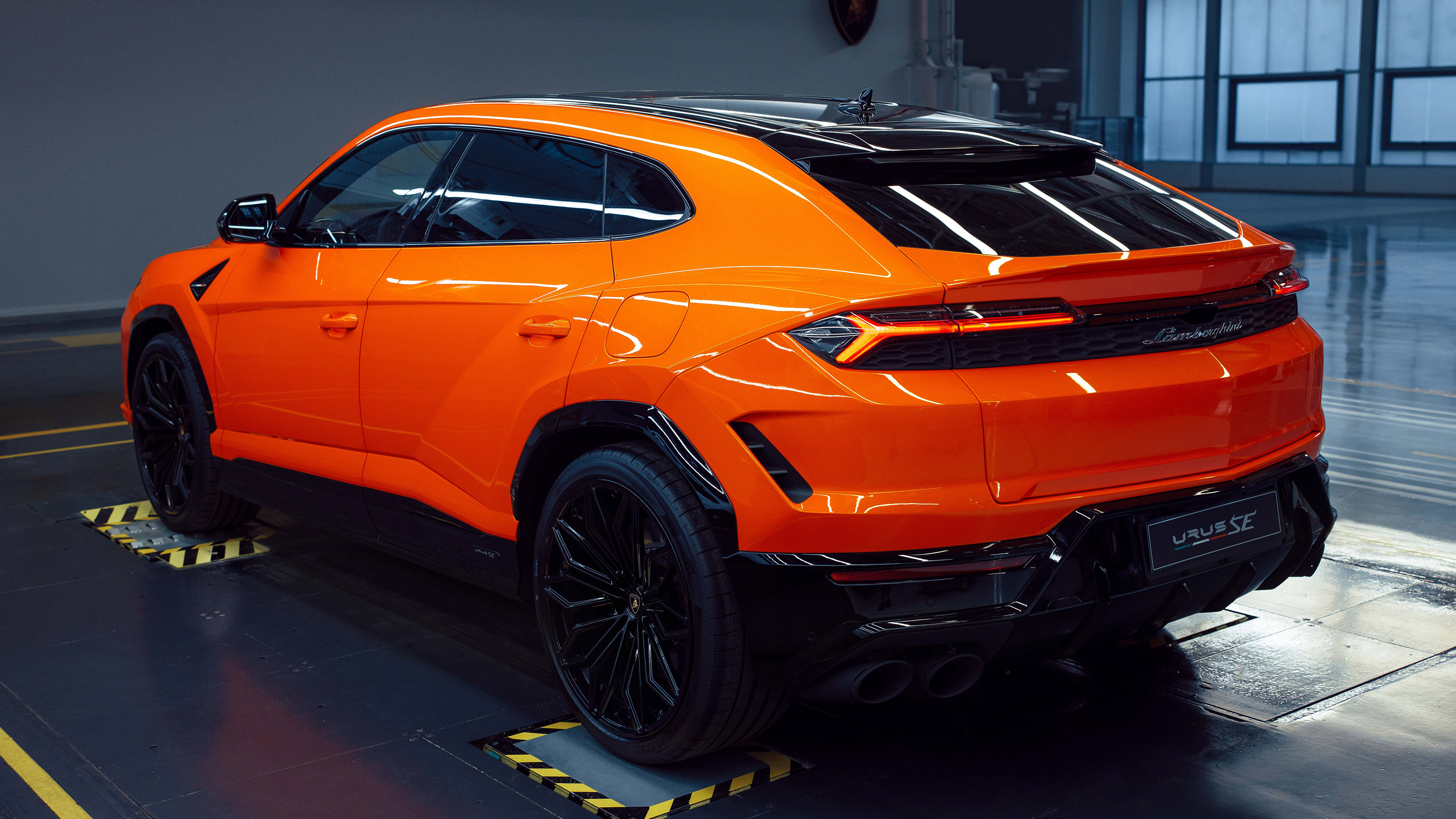 Lamborghini Urus SE - rear static