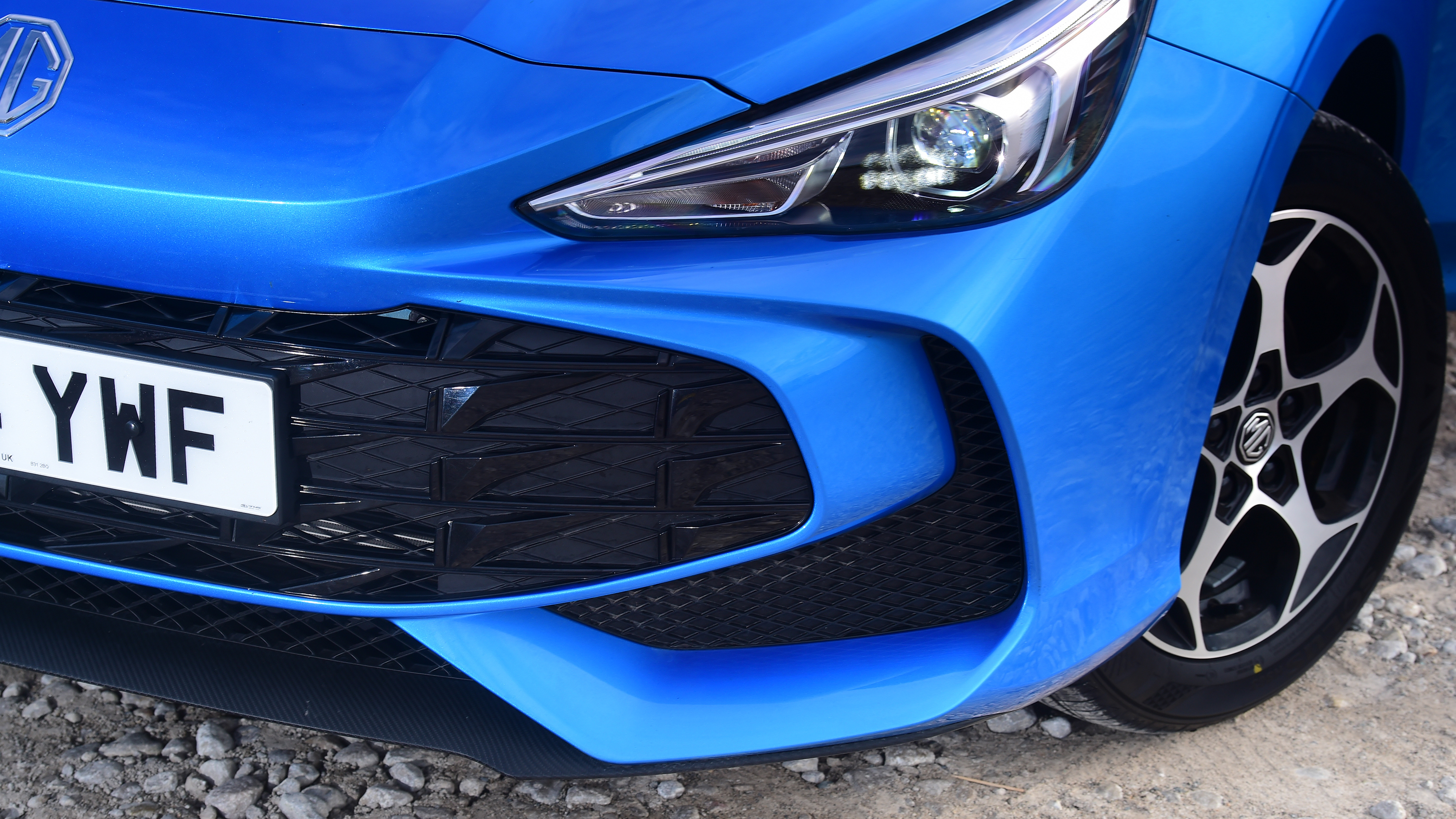 MG3 - front grille and headlight