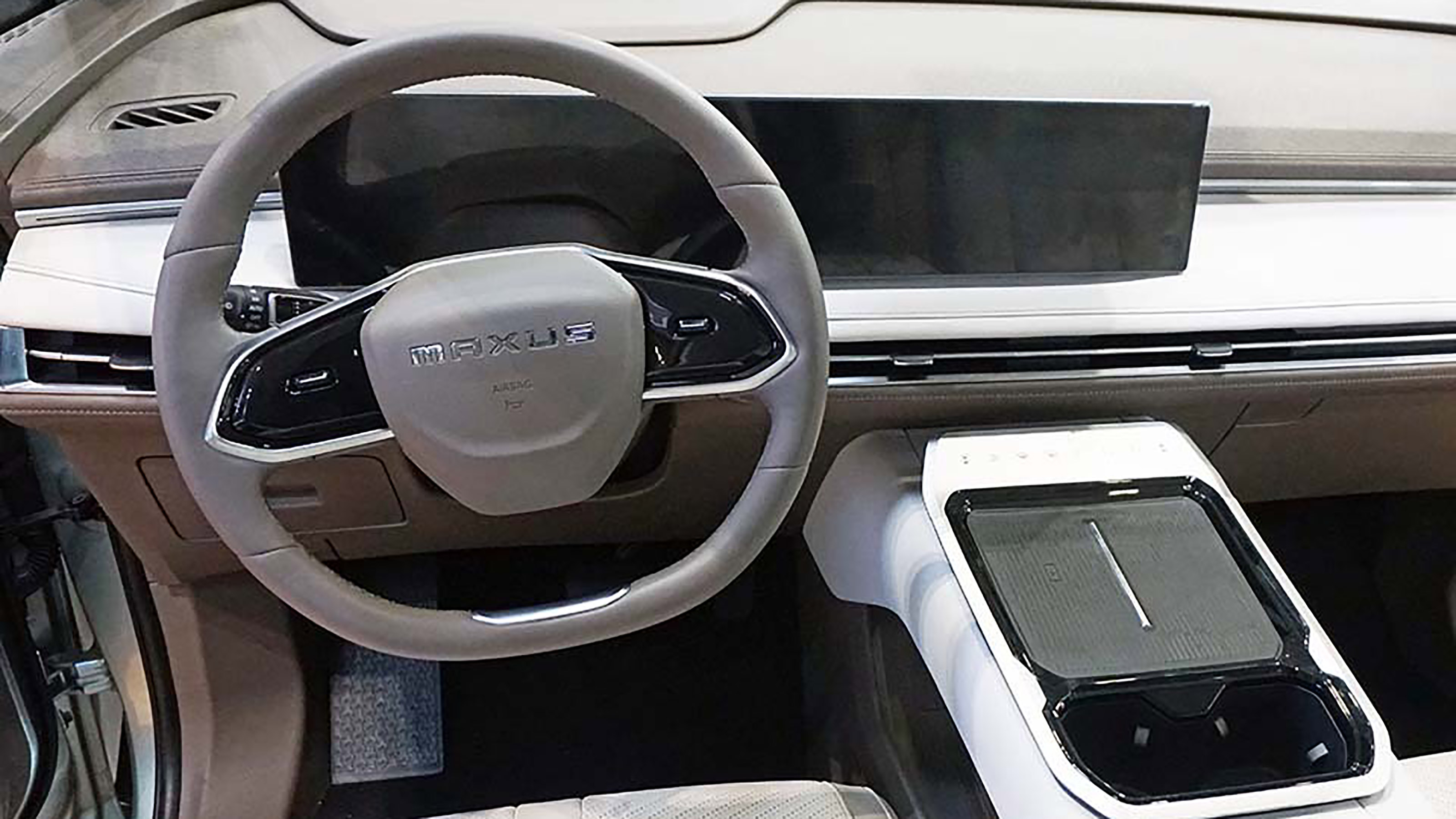 Maxus Mifa 7 CV show - dash