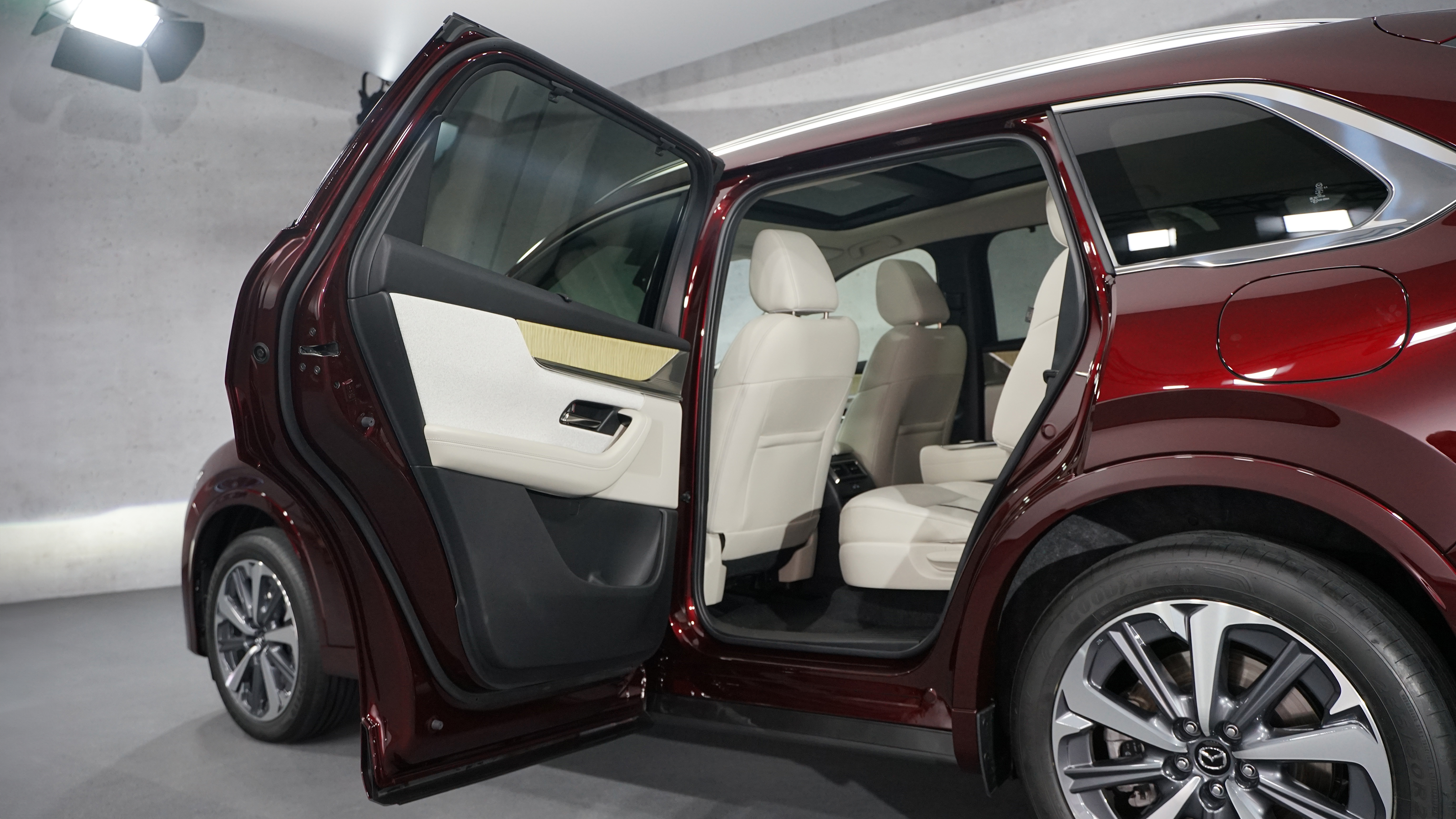 Mazda CX-80 - door open