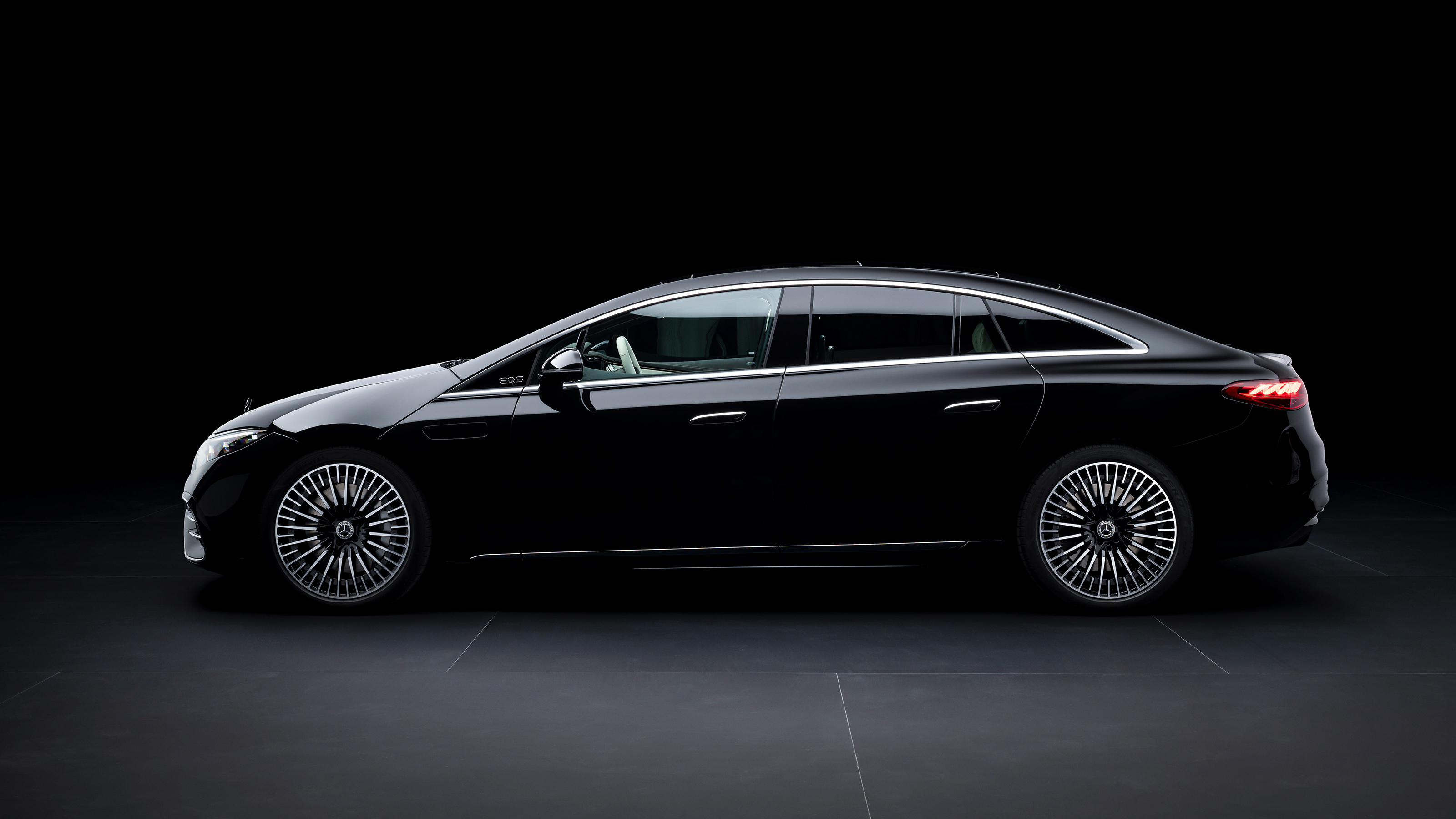 Mercedes EQS - side static