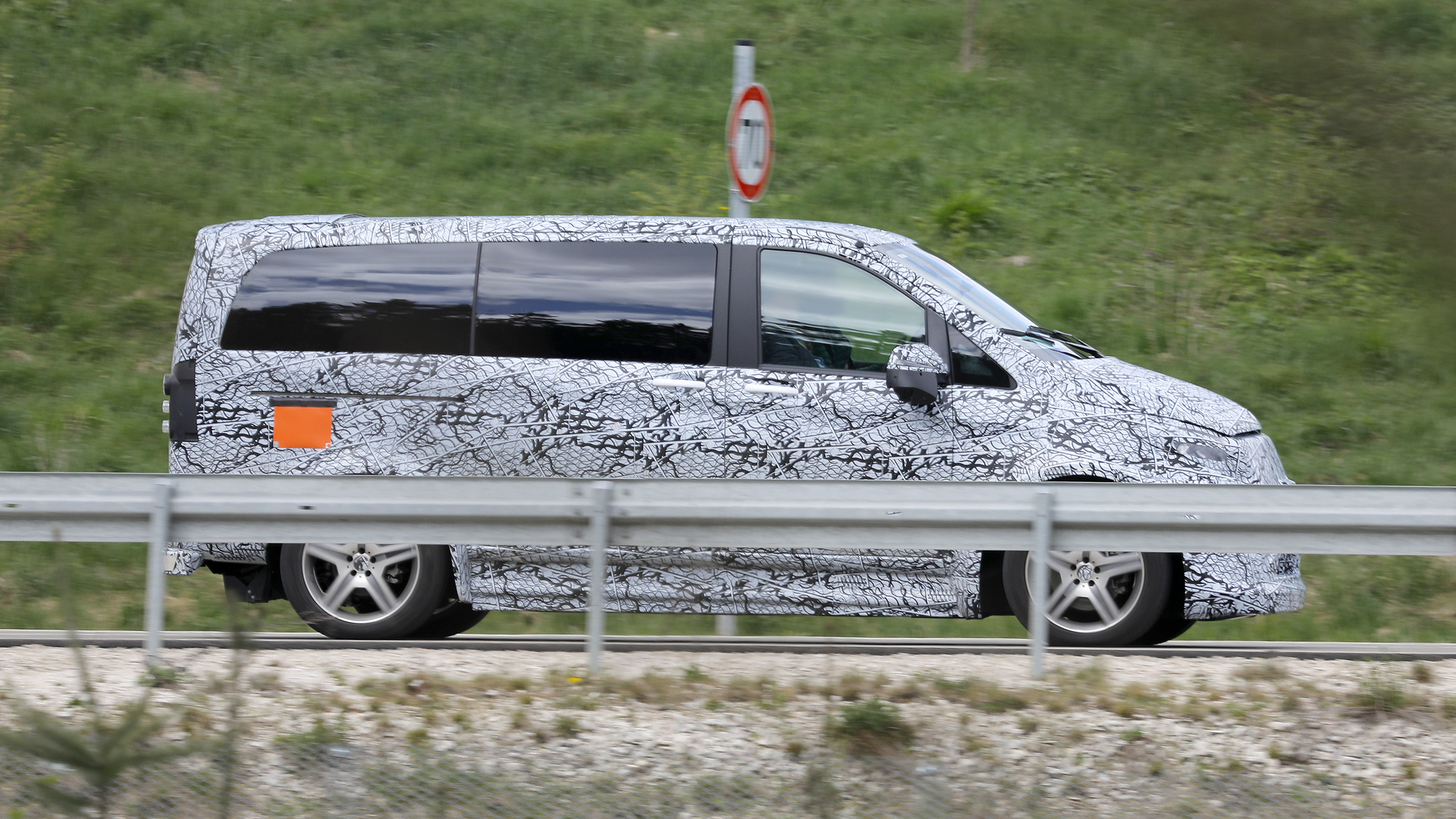Electric Mercedes V-Class - side 