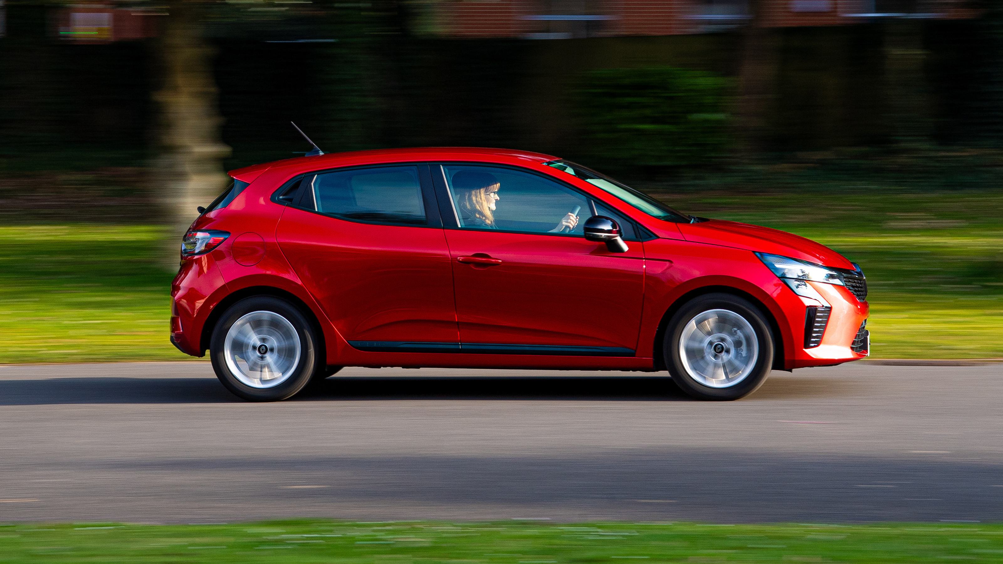 Renault Clio E-Tech - side action