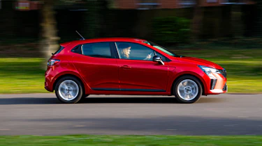 Renault Clio E-Tech - side action