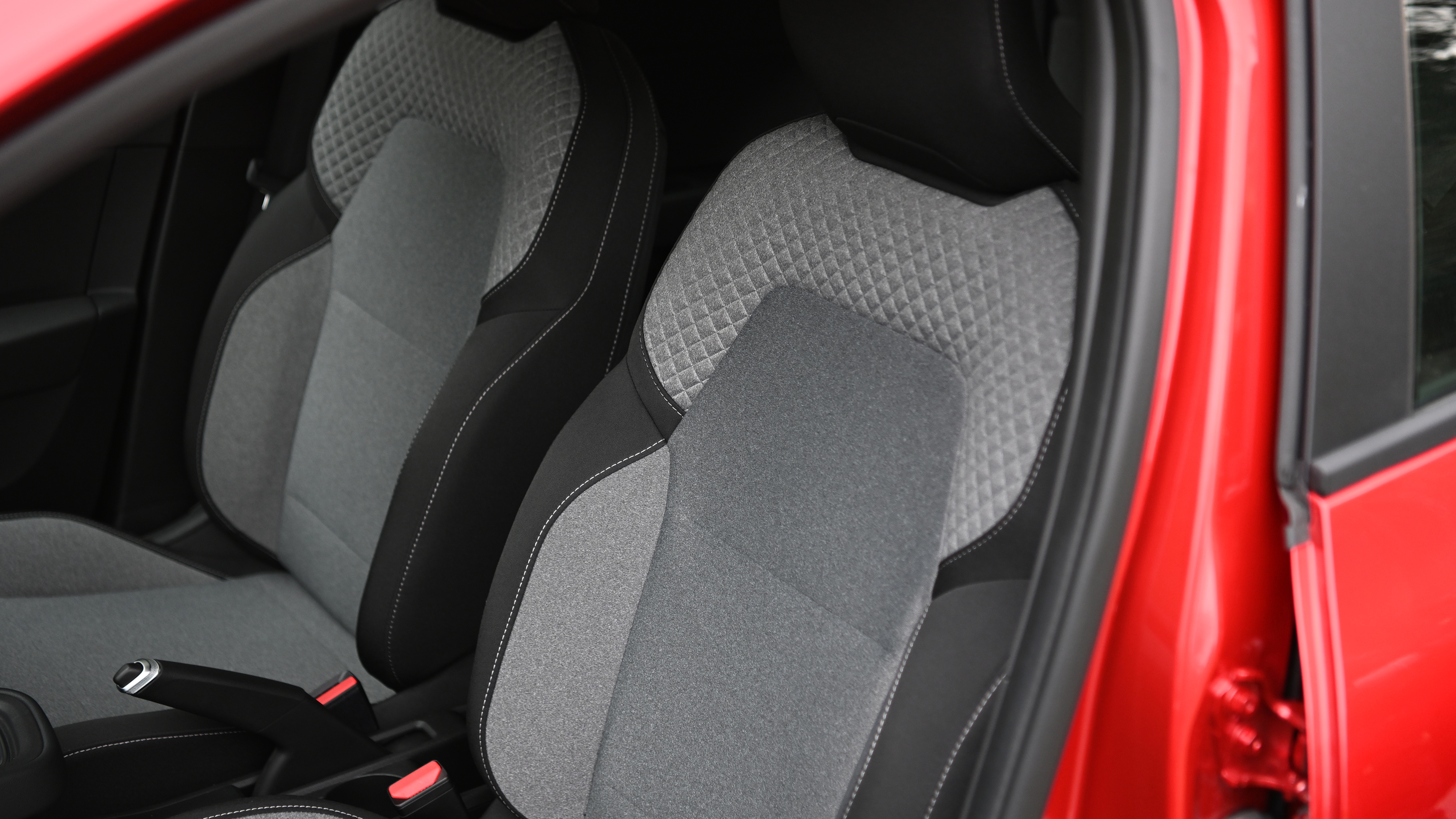 Renault Clio E-Tech - front seats