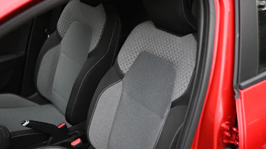 Renault Clio E-Tech - front seats