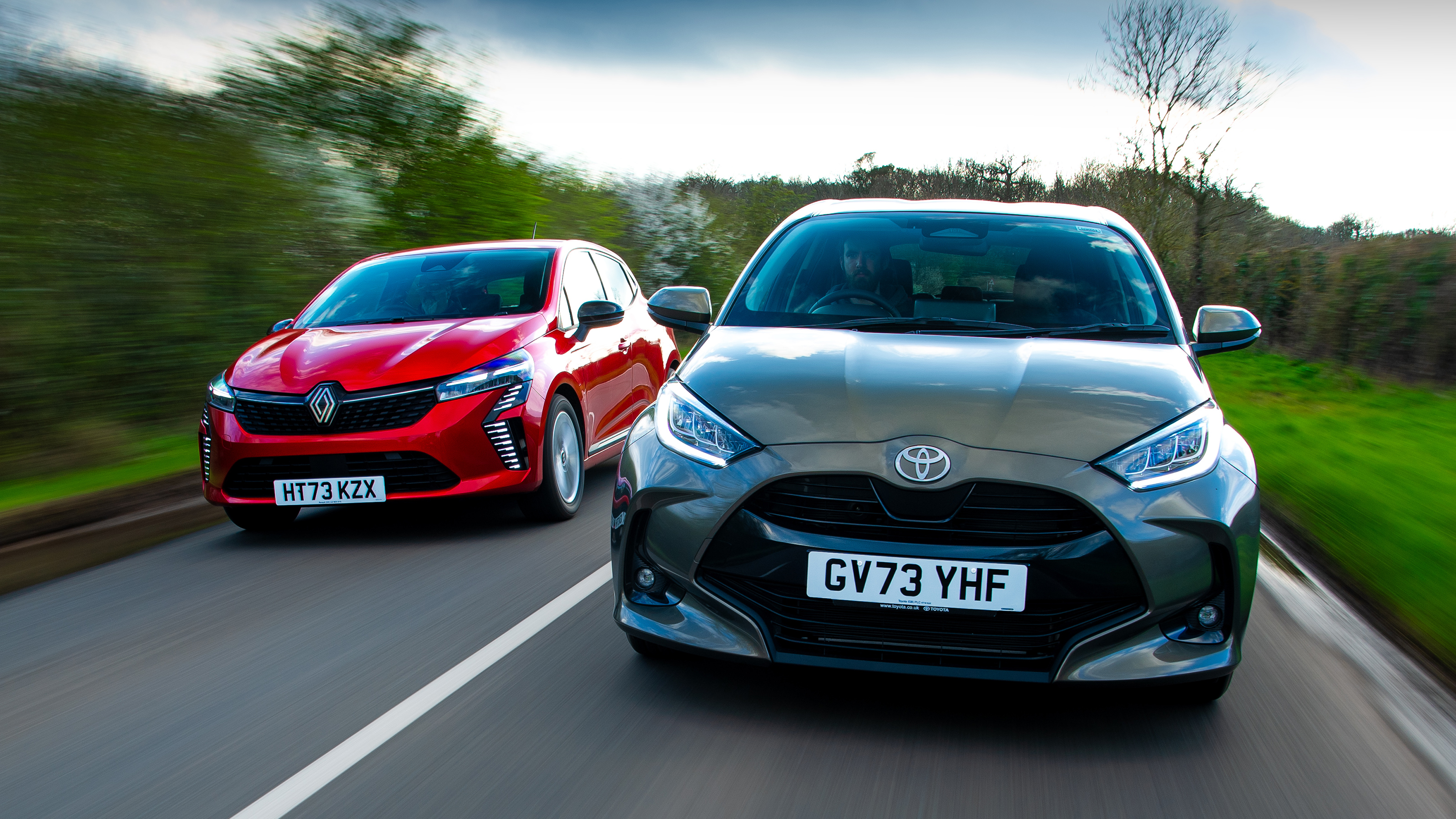 Toyota Yaris vs Renault Clio E-Tech - front tracking 