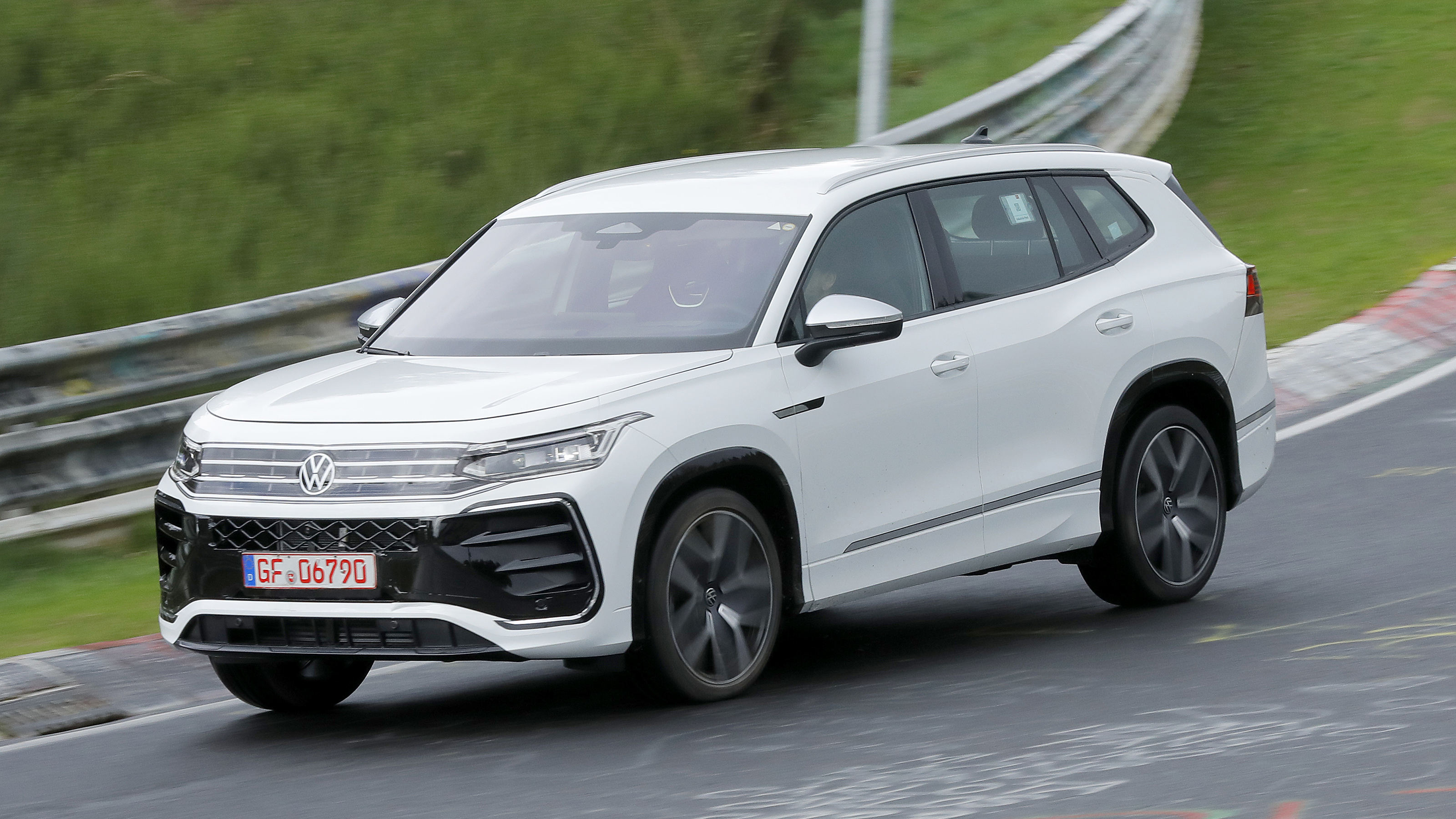 Volkswagen Tayron testing on track - front cornering