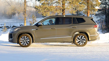 Volkswagen Tayron testing in snow - side