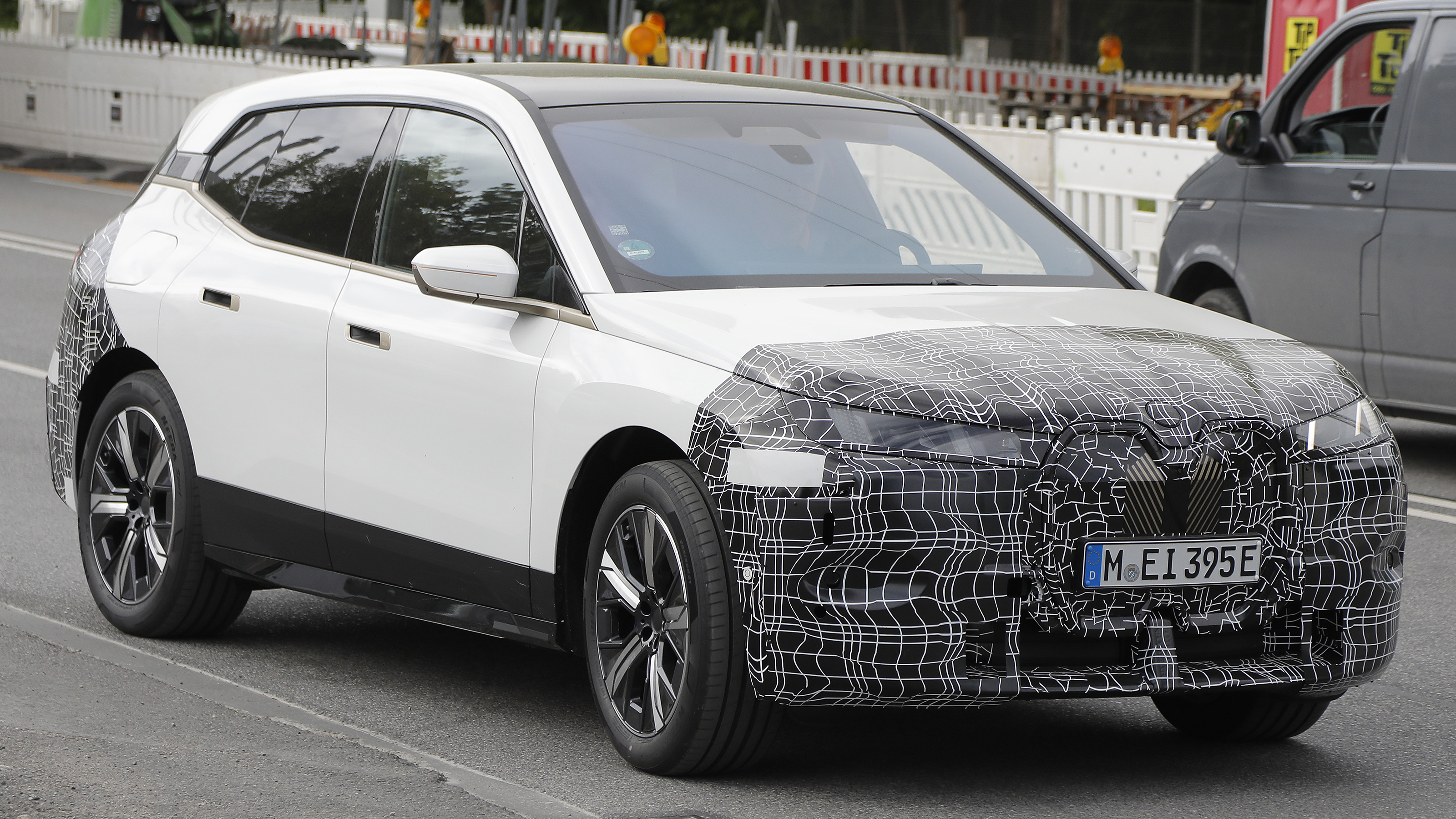 BMW iX facelift spy shot - Front 3/4