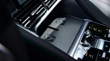 BYD Seal U DM-i - wireless charging