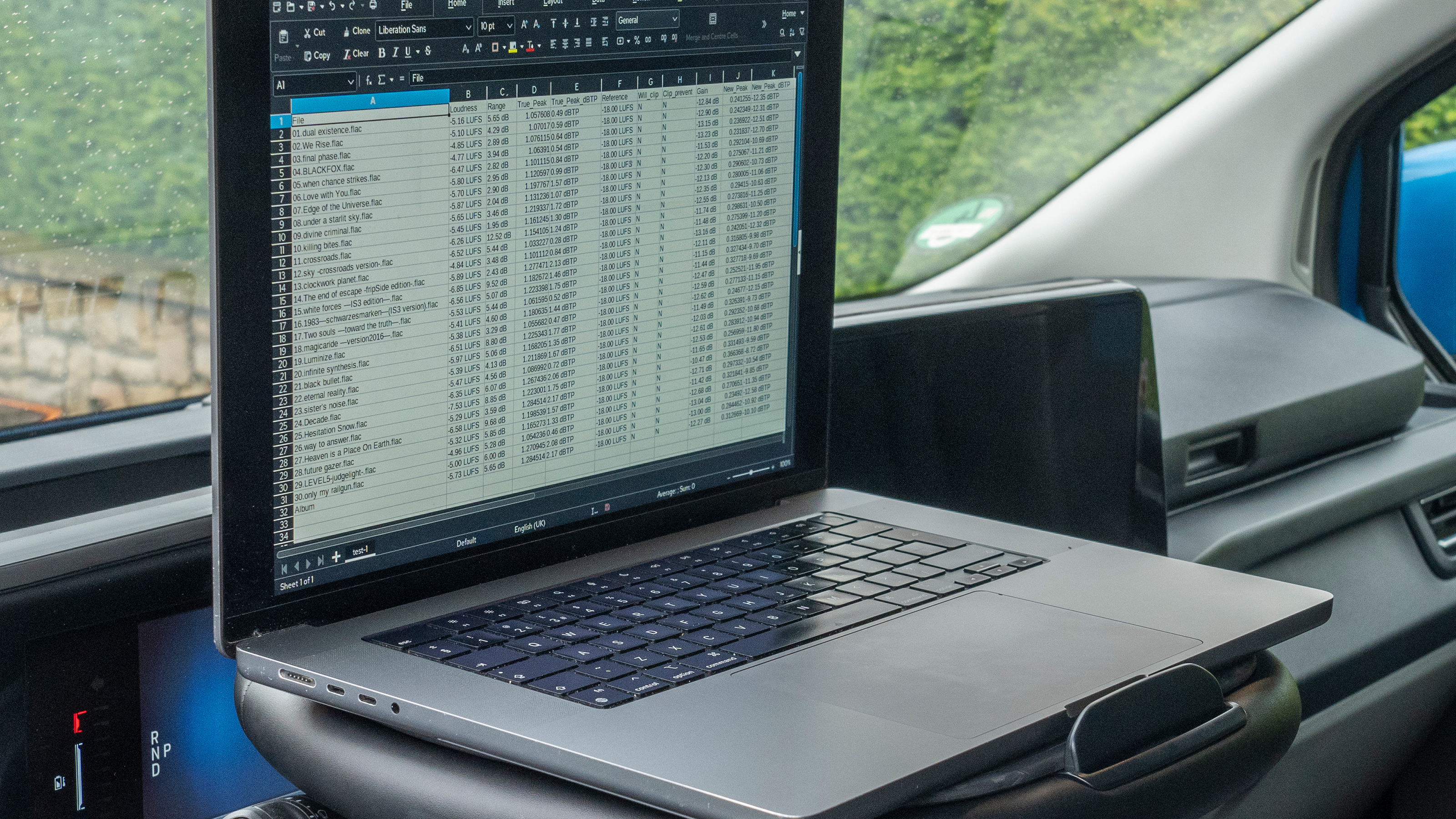 Ford E-Transit Custom - steering wheel tilted with laptop