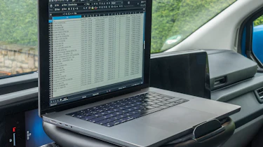 Ford E-Transit Custom - steering wheel tilted with laptop
