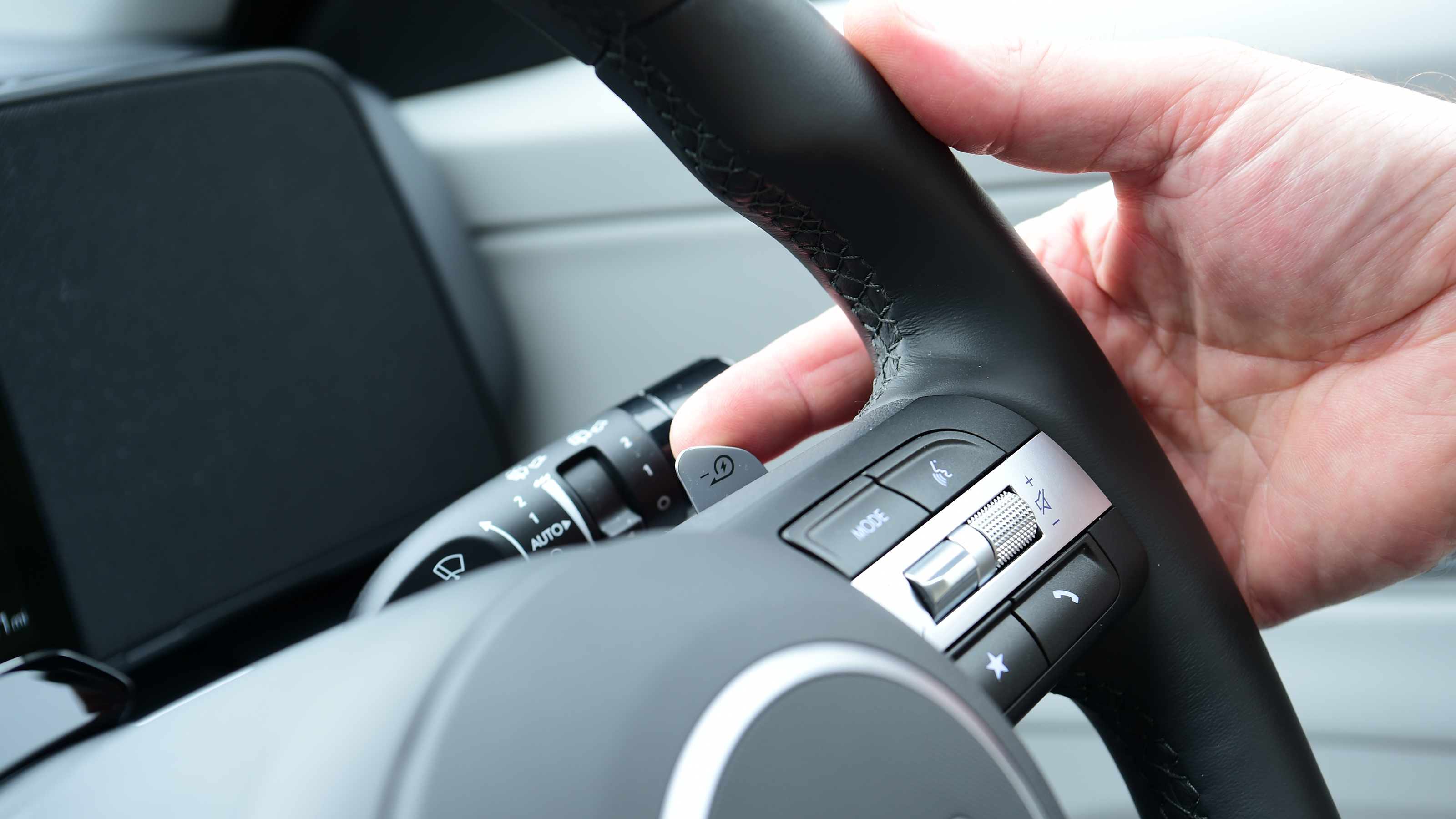 Auto Express creative director Darren Wilson operaing the Hyundai Kona's stalk controls