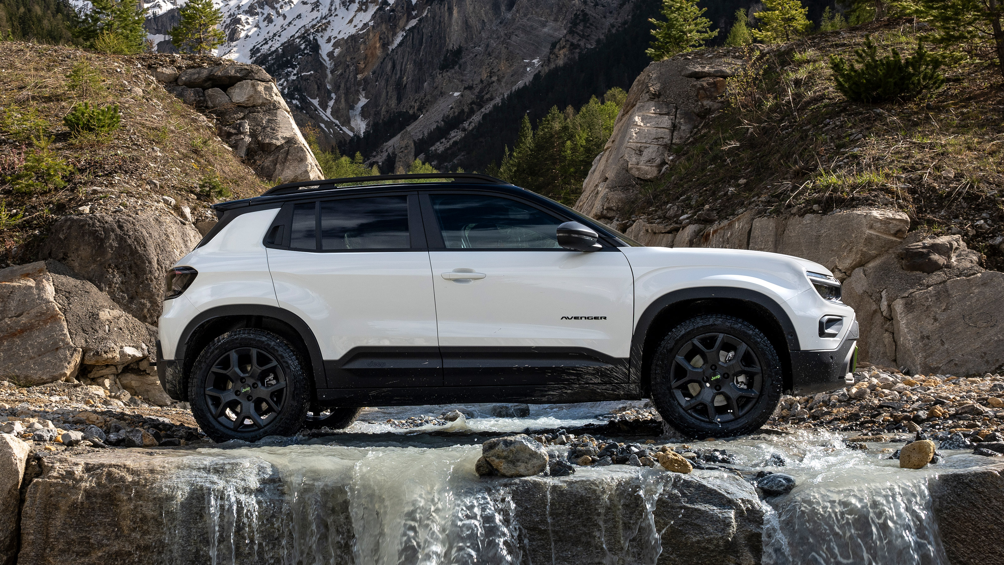 Jeep Avenger 4xe - side action