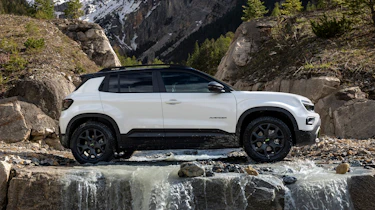 Jeep Avenger 4xe - side action