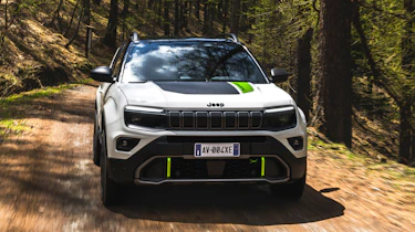 Jeep Avenger 4xe - full front action