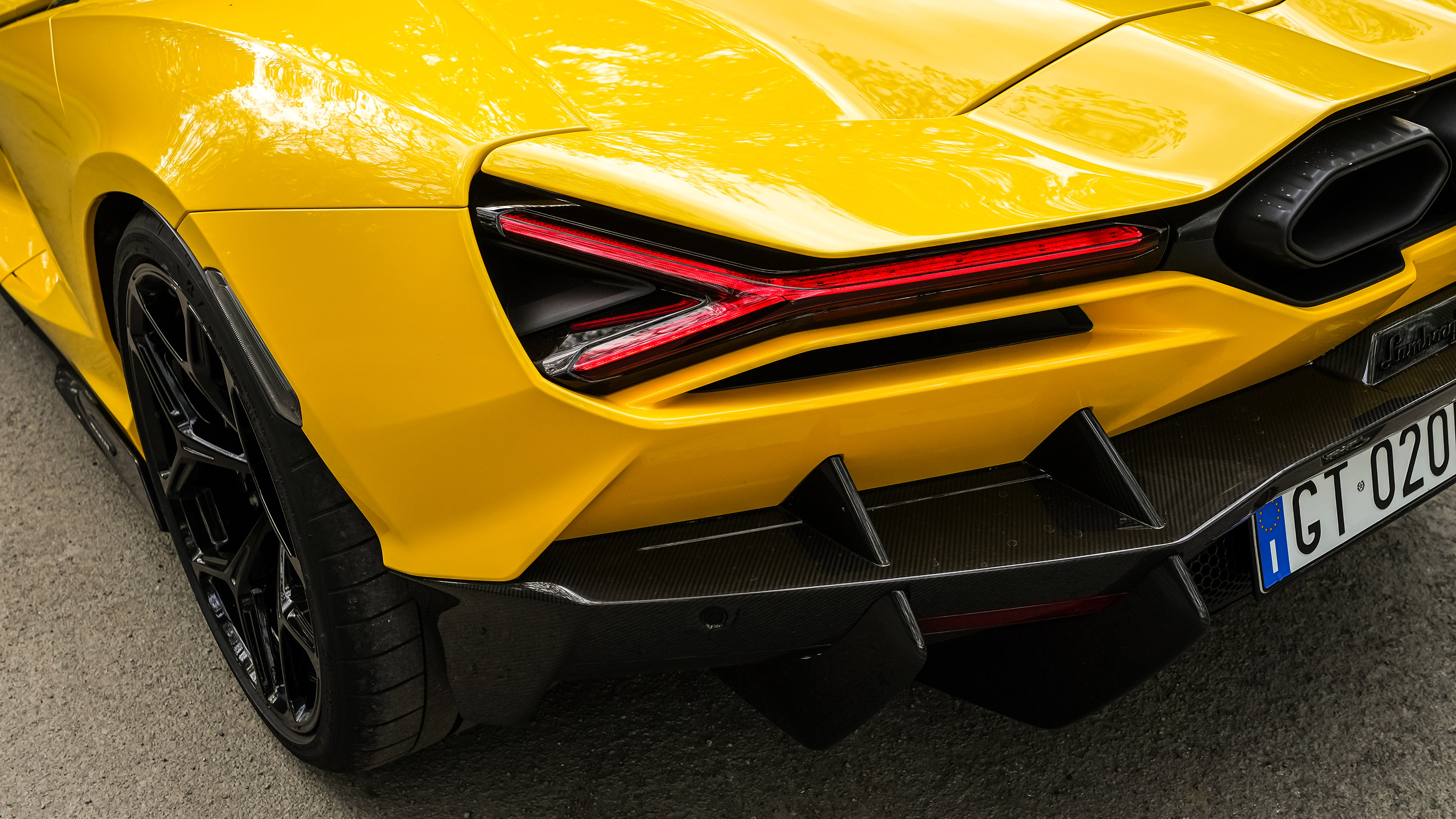 Lamborghini Revuelto - rear light