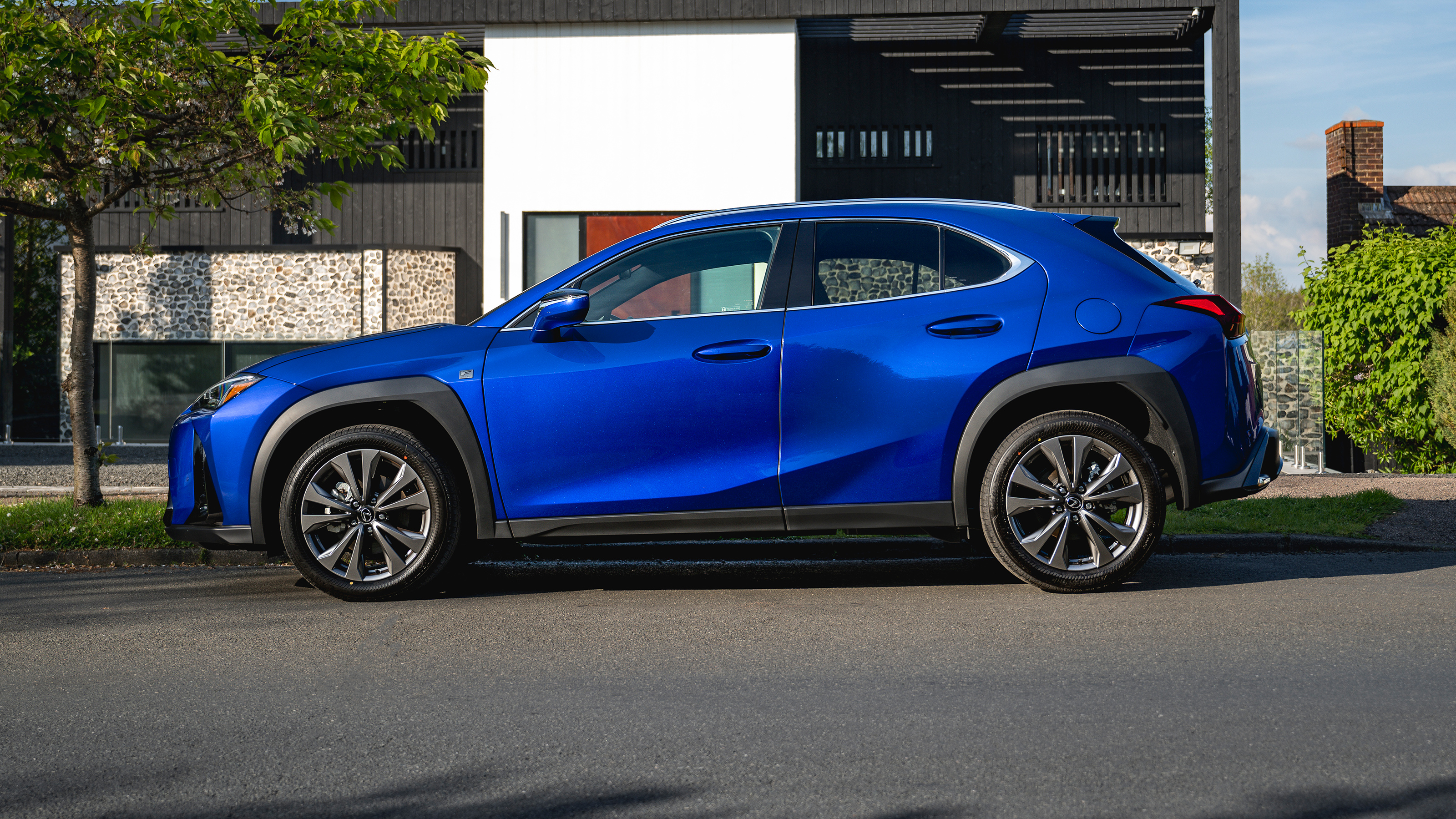 Lexus UX 350h+ F-Sport - side static