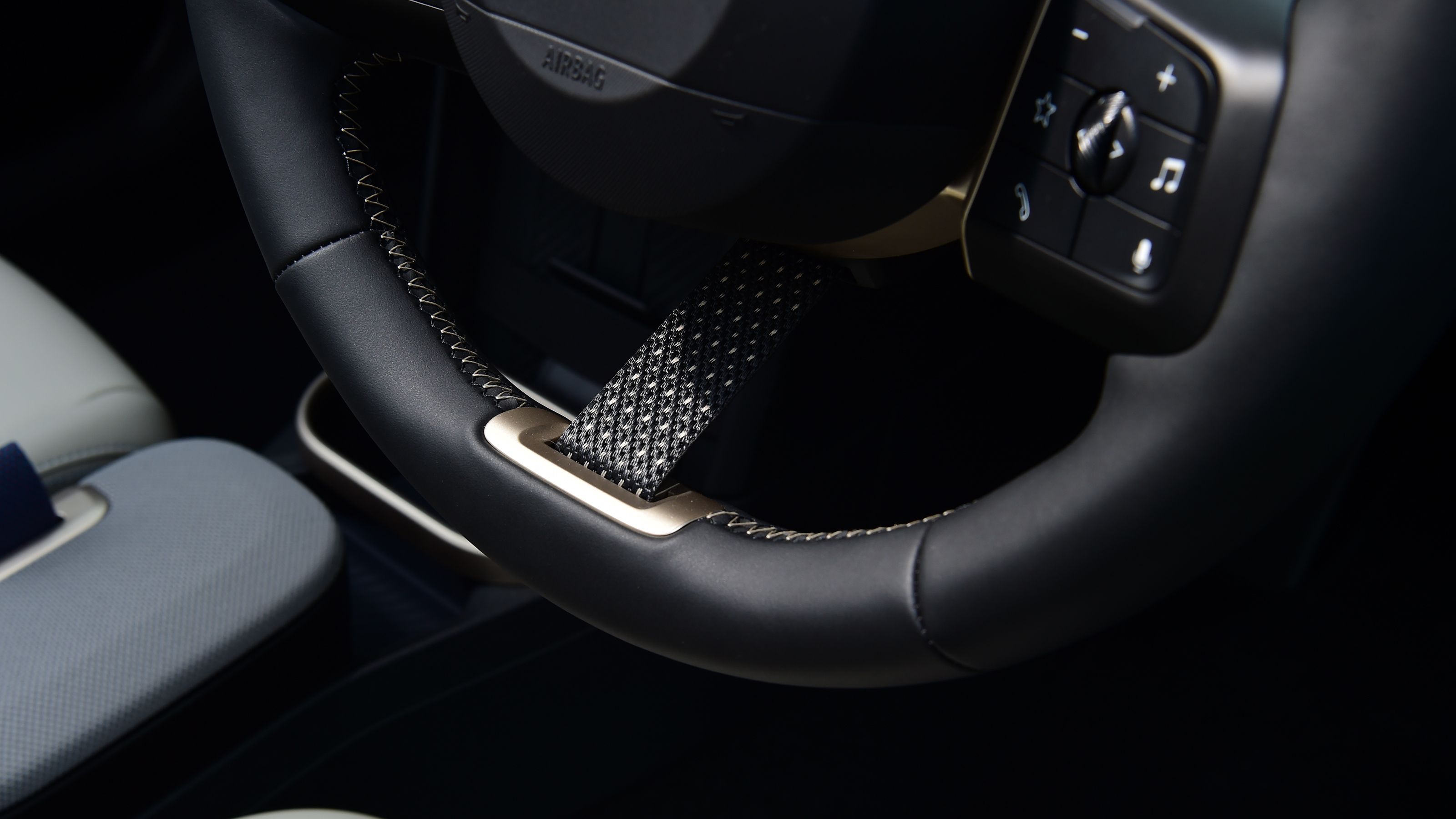 New 2024 MINI Cooper S - steering wheel 