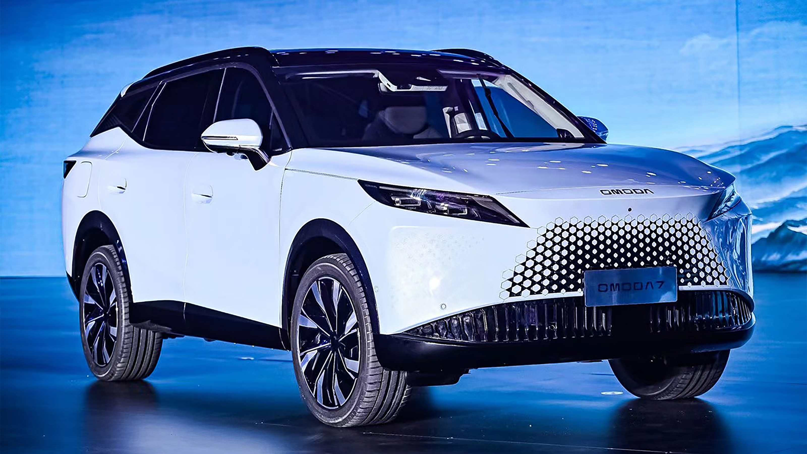 Omoda 7 plug-in hybrid - front 