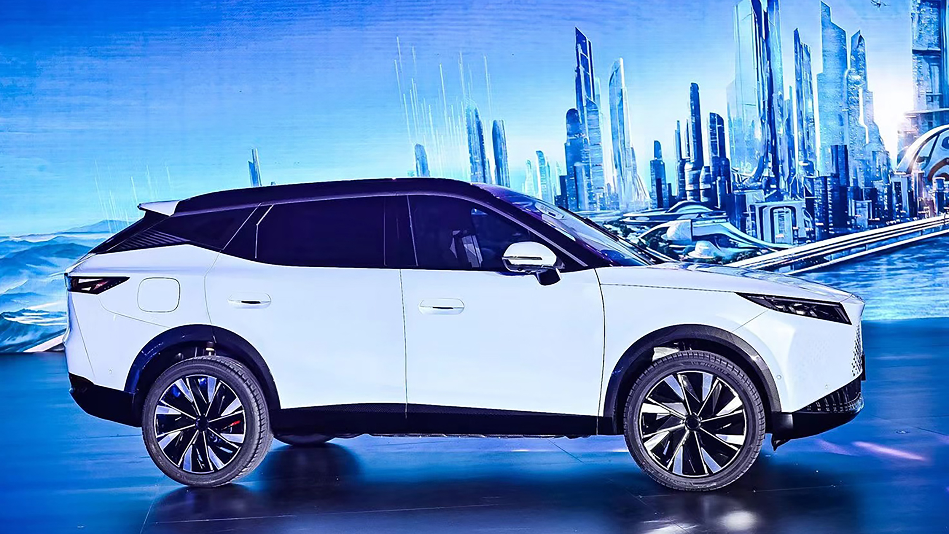 Omoda 7 plug-in hybrid - side 