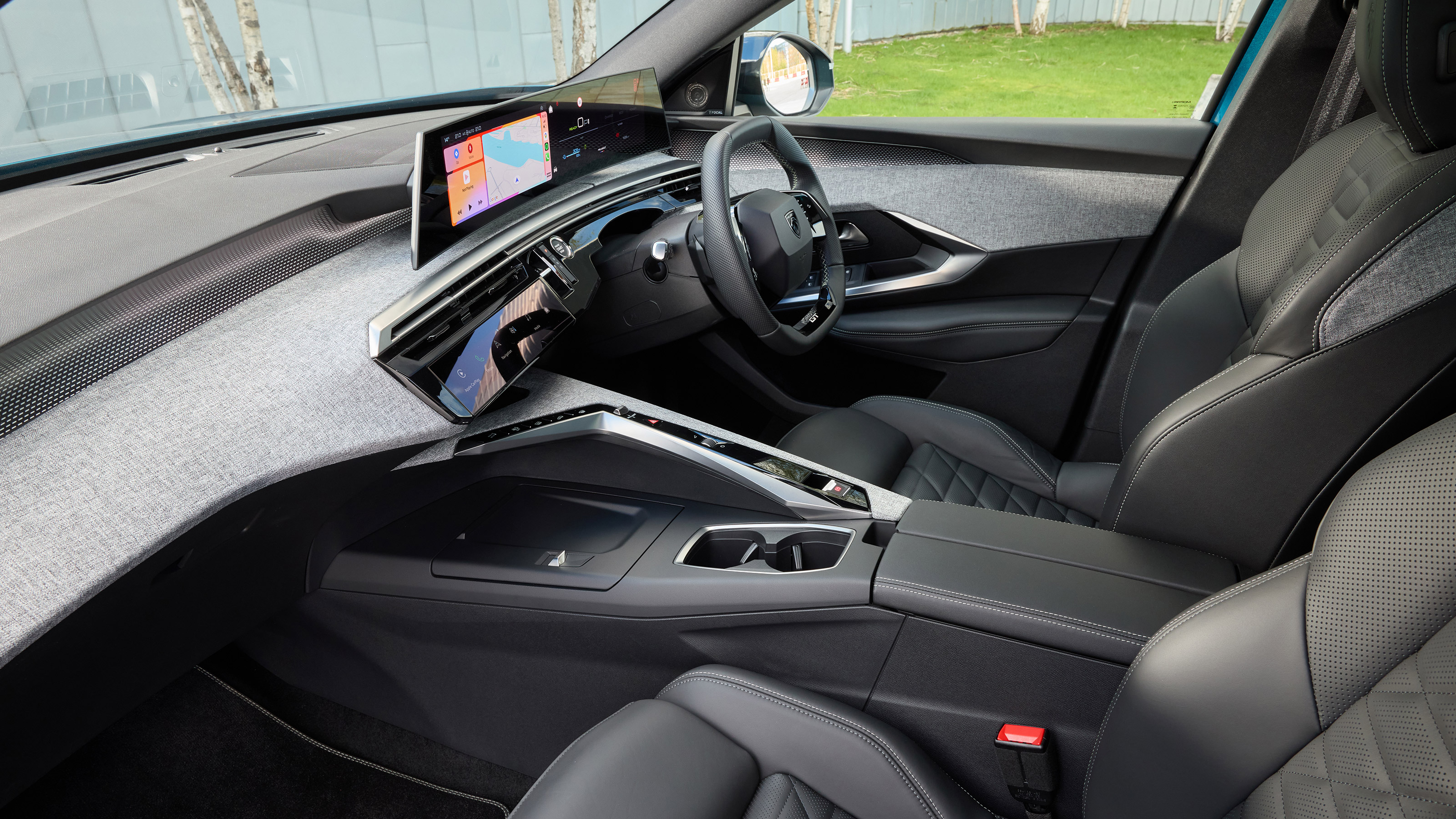 Peugeot E-3008 UK - front seats