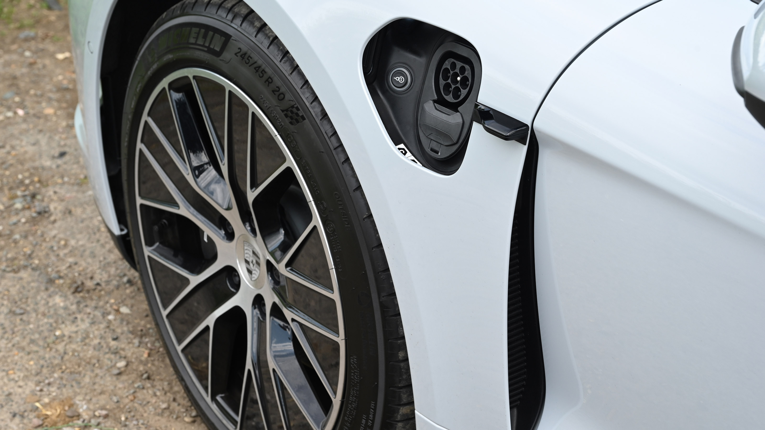 Porsche Taycan facelift - charging port